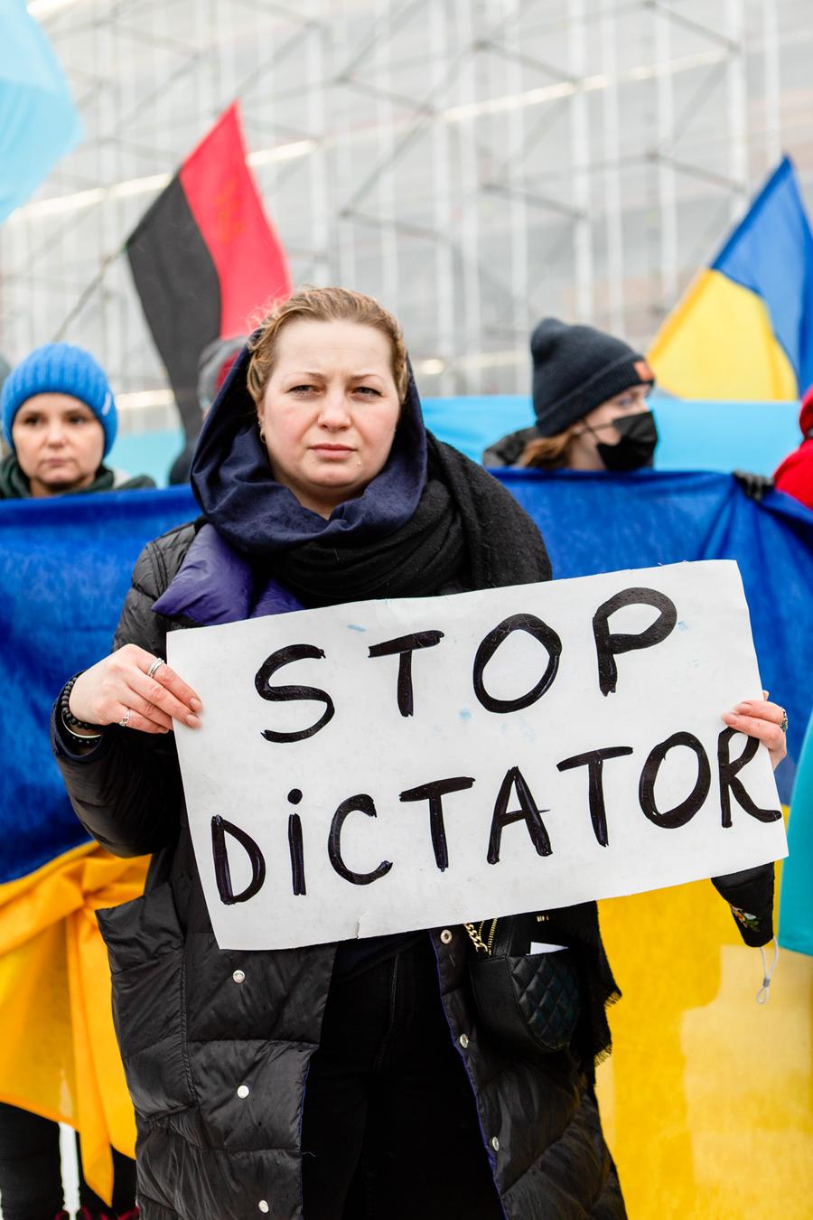 Mielenosoittaja päivänä, jona Venäjä aloitti hyökkäyssodan Ukrainaan. Mannerheimin aukio, Helsinki 24.2.2020. voima.fi