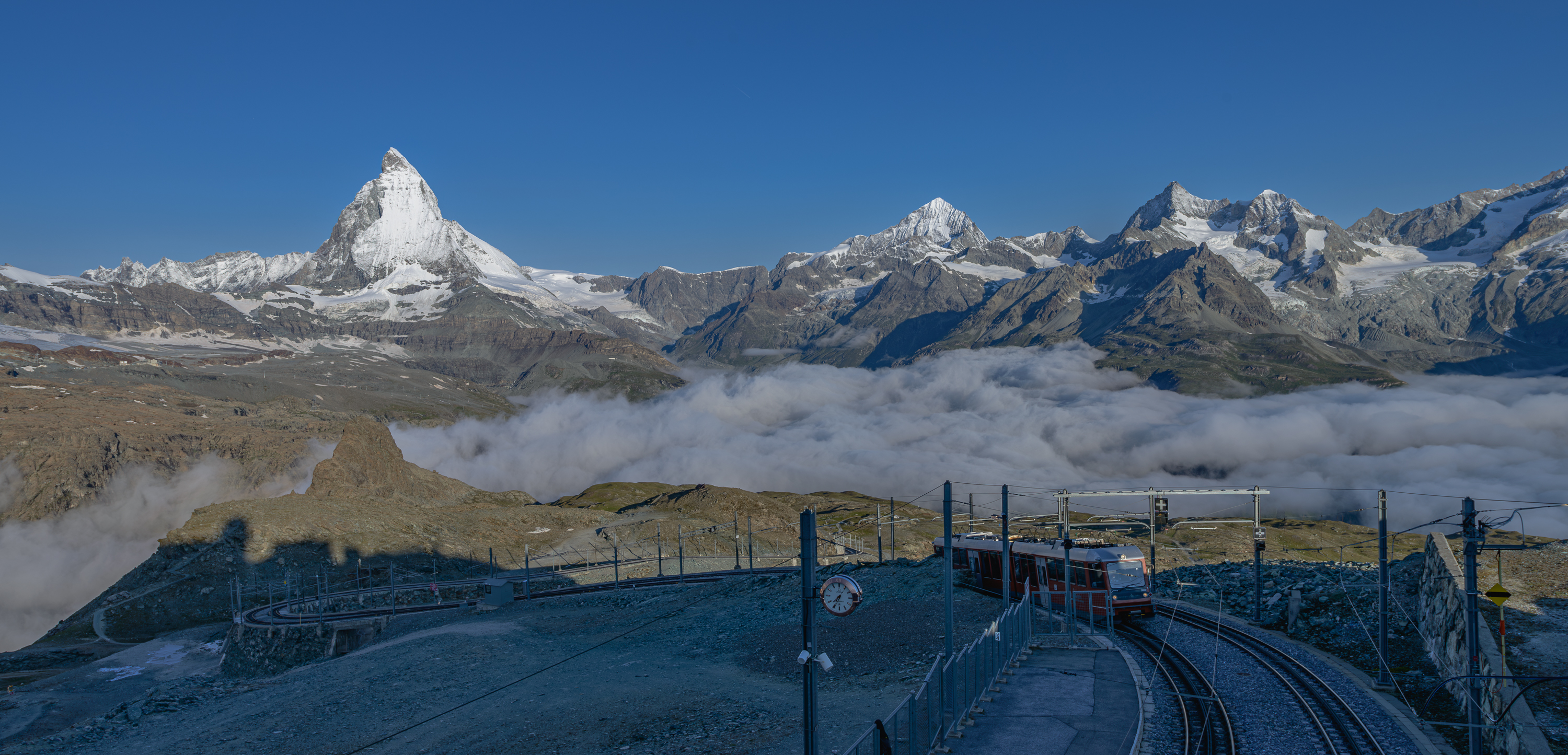 Arrivée du premier train à la gare du Gornergrat Bahn (train à crémaillère de 9,34 km). à 3089m d'altitude.