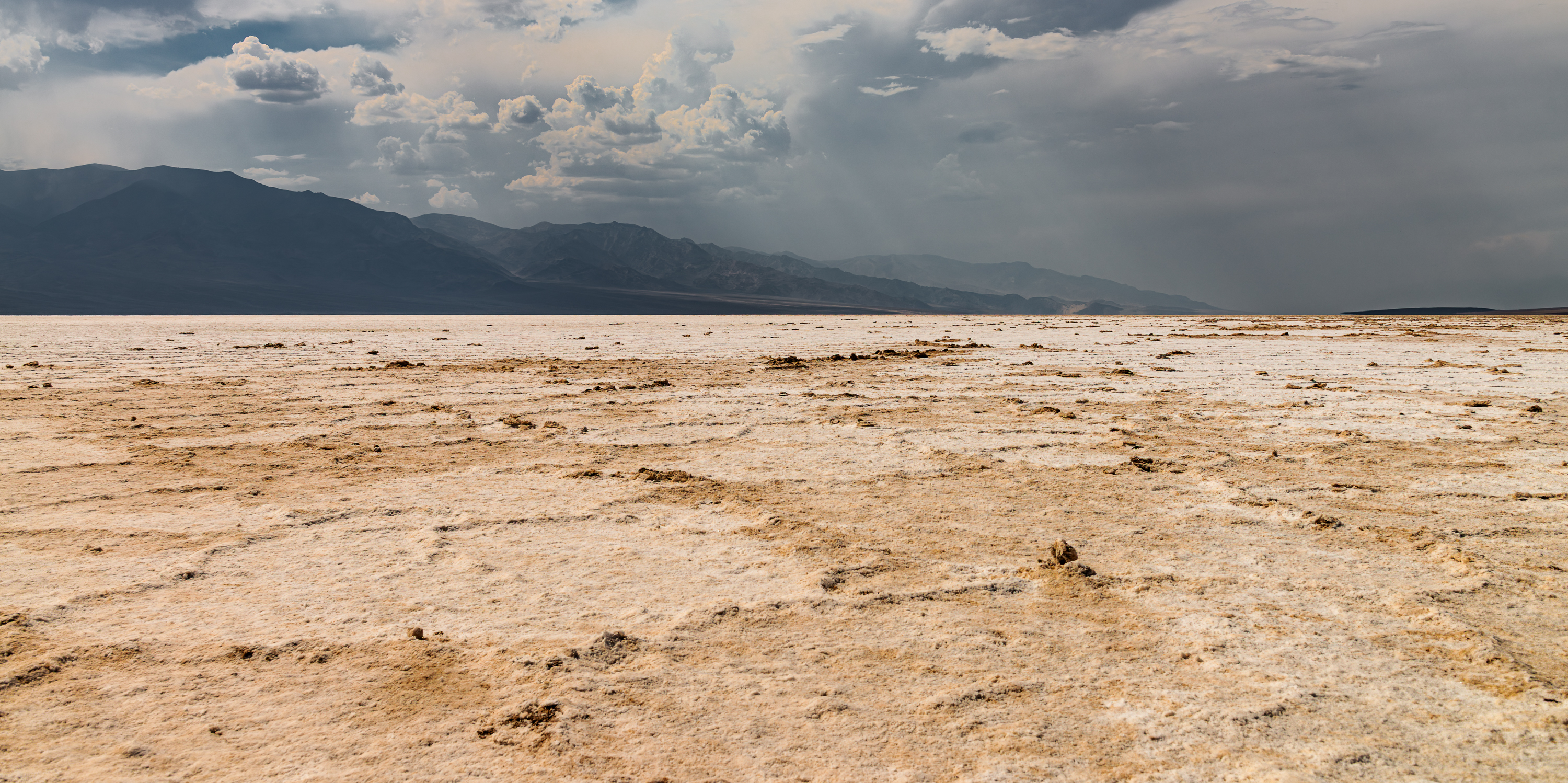 La vallée de la Mort (Death Valley) dans désert des Mojaves en Californie.Badwater, est à −85,5 mètres sous le niveau de la mer. Température relevée à Furnace 56,7°. Il faisait 52° ce jour là.