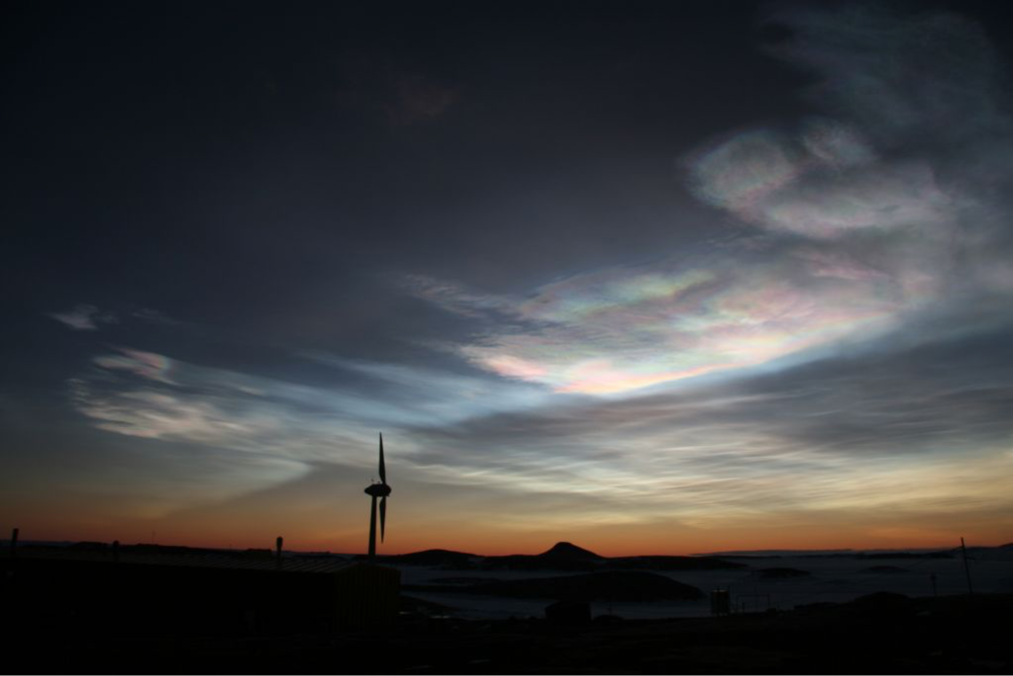 Fig. 2: http://www.antarctica.gov.au/about-antarctica/environment/atmosphere/polar-stratospheric- clouds