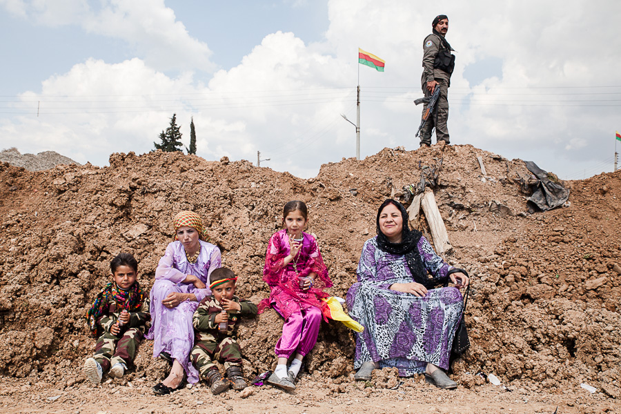 Qamishlo, F&ecirc;te de Newroz 2014, Rojava. Un asayish surveille les alentours de la f&ecirc;te. Les Asayesh sont charg&eacute;s de la s&eacute;curit&eacute; int&eacute;rieure.