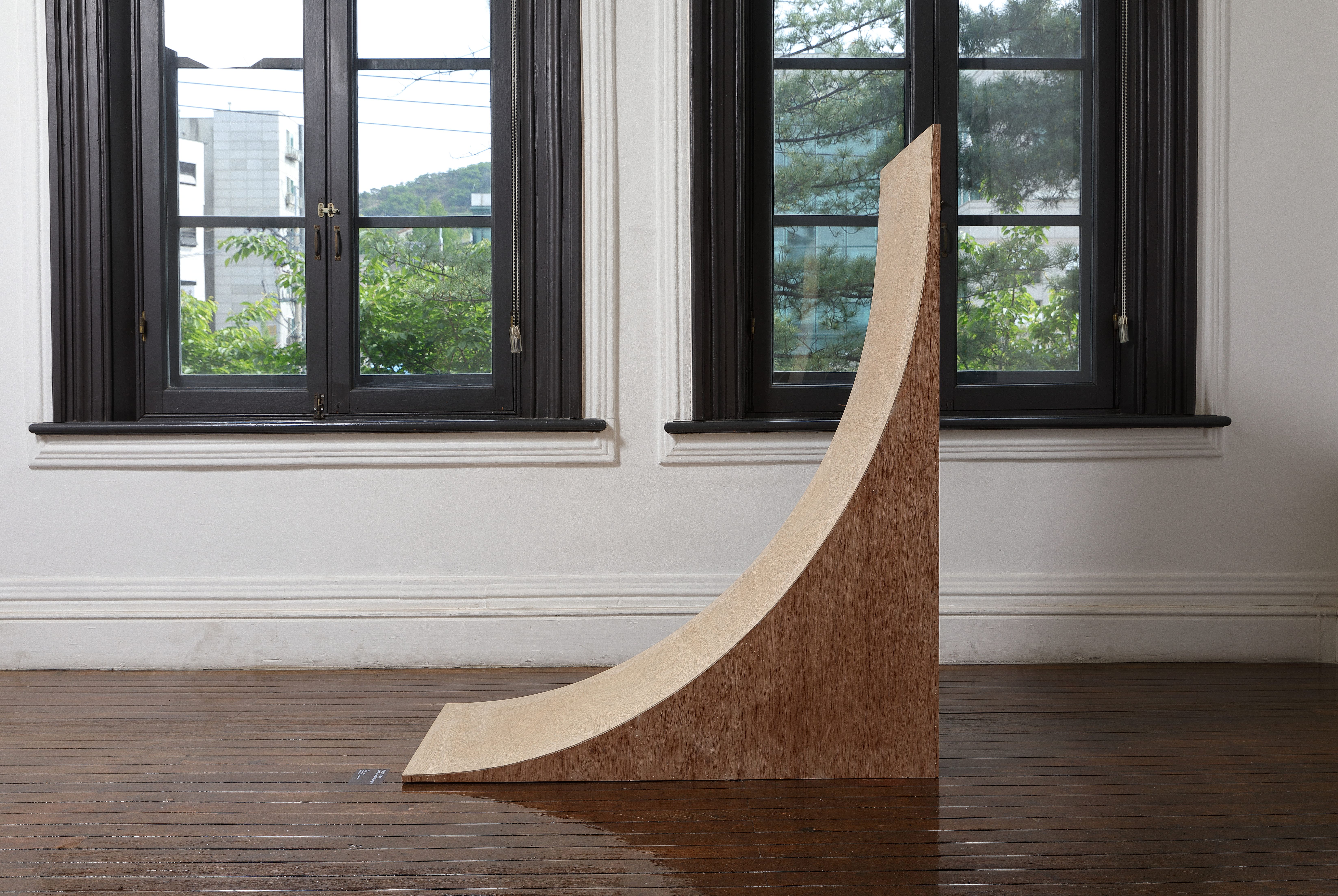 모서리 D, 2023, 밴딩 합판, 라왕 합판, 160 x 130 x 70 cm