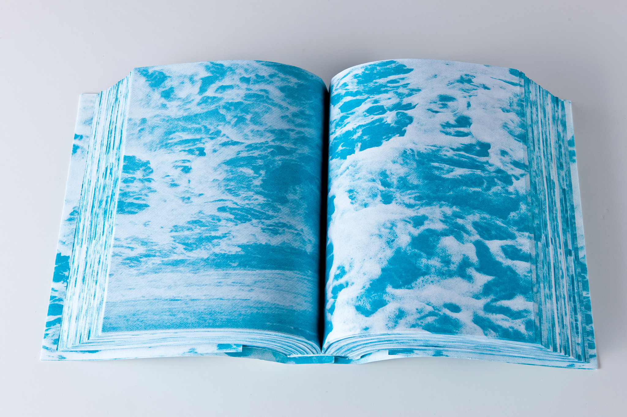 Be water book. Книга синяя вода. Как сделать фото книги в воде.