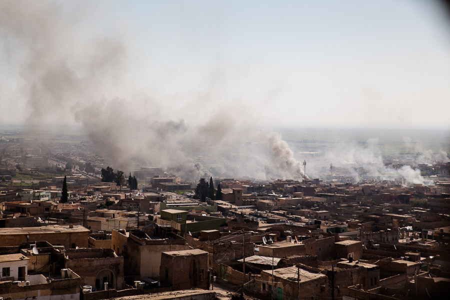 Sinjar, d&eacute;cembre 2014. Plus de la moiti&eacute; de la ville est encore tenue par les jihadistes, dont on aper&ccedil;oit &ccedil;a et l&agrave; le drapeau flotter.