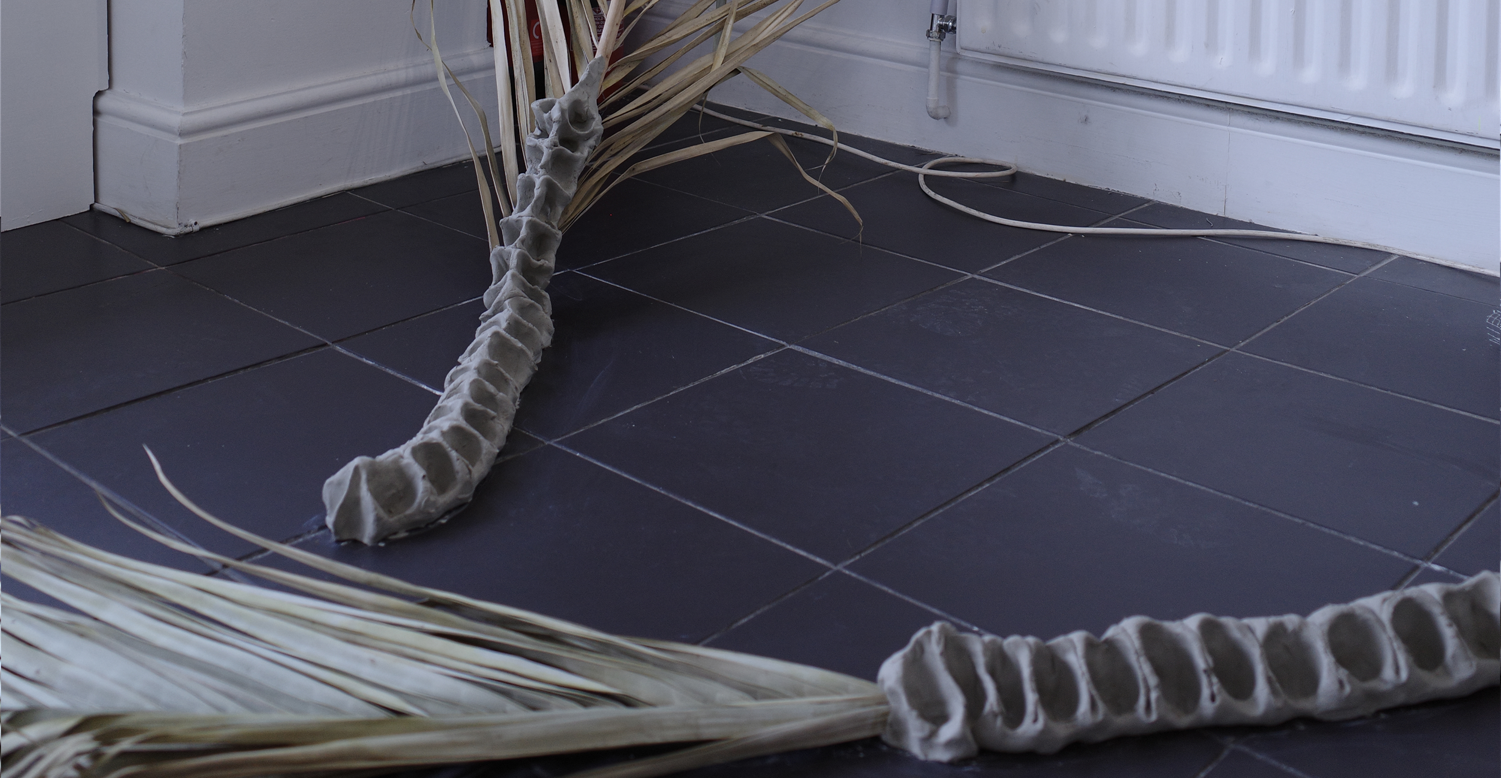 2021 plastikforbindelser 4 (detail), clay, palm leaves at Dry Floor. Pop-up exhibition, HOXTON 253, London (UK)