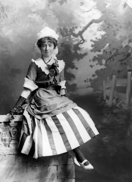 Wm. Notman & Son, Mlle A. Kay, costumée pour le bal du Château Ramezay, Montréal, 1898, Musée McCord, II-122962 Wm. Notman & Son, Miss A. Kay, costumed for the Château de Ramezay Ball, Montreal, 1898, McCord Museum, II-122962