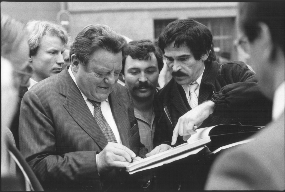 Der bayrische Innenminister Franz Josef Strauß signiert eines seiner Bücher für den Investigativ-Journalisten Günter Wallraff,(re.), der sich Strauss als Ali und Mitglied der ‚Grauen Wölfe’ (türkische Rechtsextremisten) vorstellte. 1984.