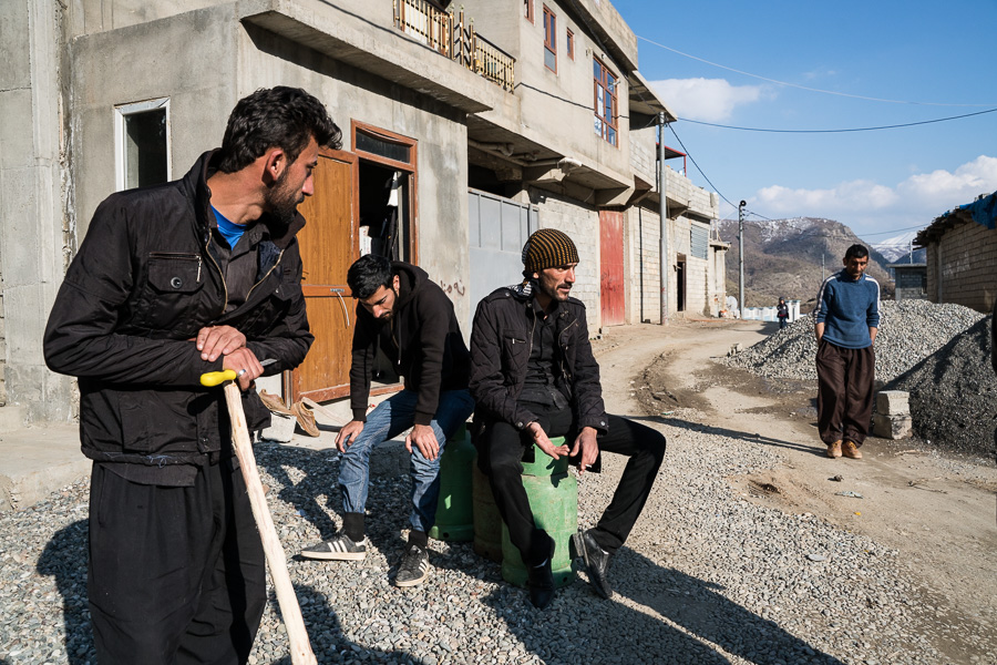 Zale, Kurdistan, Irak. Mars 2019. Quand l'Iran d&eacute;cide de fermer sa fronti&egrave;re et de ne laisser passer aucun kolbar, les habitants c&ocirc;t&eacute; irakien se retrouvent eux aussi sans activit&eacute;. Quelques kolbars se risquent malgr&eacute; tout la nuit, au p&eacute;ril de leur vie, pour emporter des biens dont la valeur vaut la chandelle.