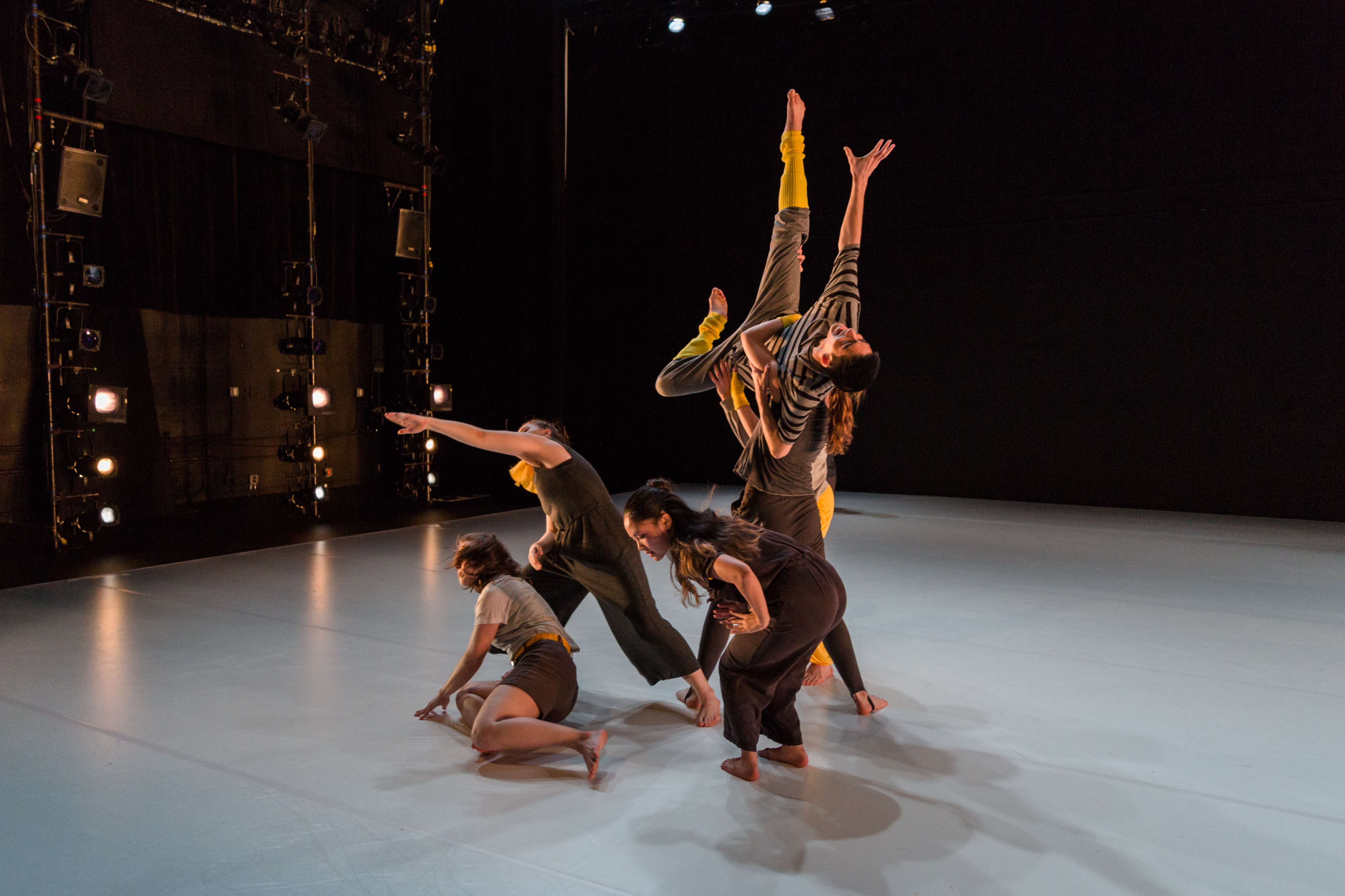 Fog, choreographed by David Dorfman, Lily Gelfand, Jordan Lloyd and in collaboration with the dancers, presented in Barnard/Columbia Dances at New York Live Arts, November/December 2018. Photo by Jo Chiang.