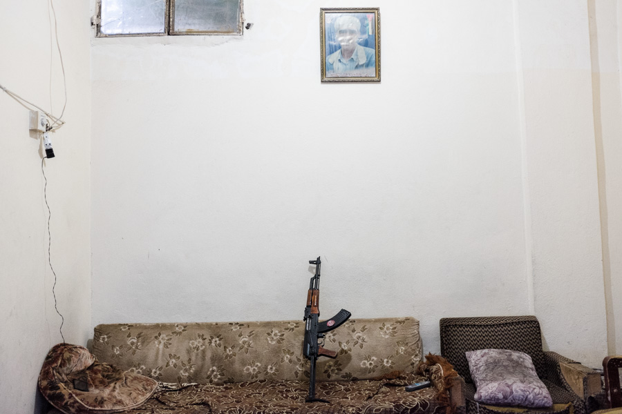  Les armes sont omnipr&eacute;sentes dans les camps. Une loi libanaise autorise les palestiniens &agrave; organisereux m&ecirc;mes la s&eacute;curit&eacute; dans les camps. Le comit&eacute; populaire de s&eacute;curit&eacute; s'y emploie. De plus, chaque parti a sa propre branche arm&eacute;e qui assure une garde de ses locaux 24h/24. La guerre de 2007 entre des groupes et islamistes et l'arm&eacute;e libanaise est encore pr&eacute;sente dans tous lesesprits.