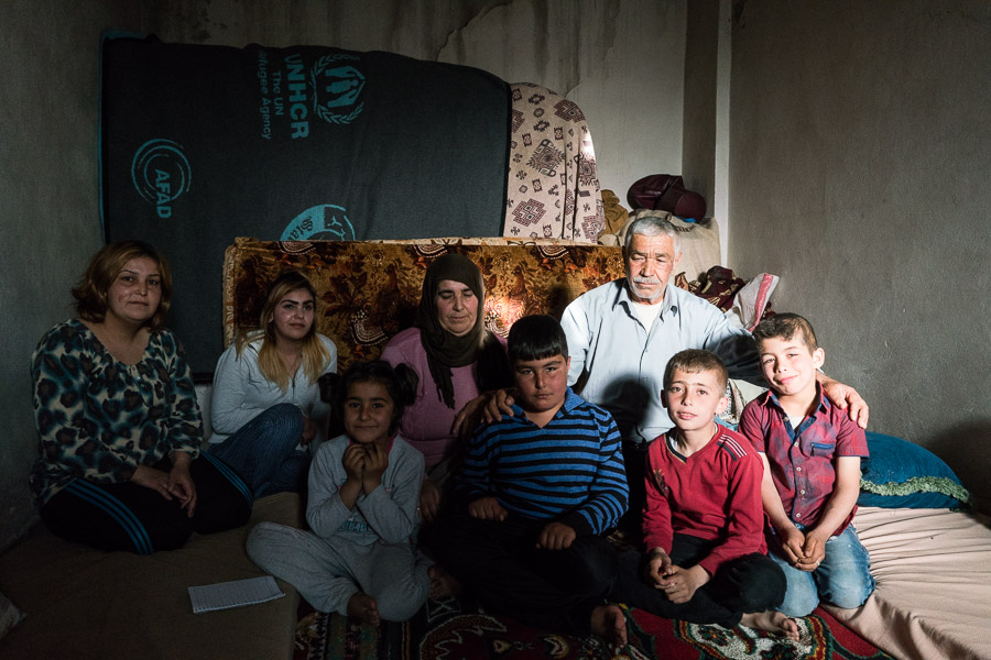 Kobane, avril 2018. Nous sommes environ quinze &agrave; dix-sept avec des enfants. Nous sommes &eacute;t&eacute; ici depuis 15-20 jours. Nous venons d'Efrin. Regardez ici, regardez &agrave; l'int&eacute;rieur, vous voyez ... regardez les enfants ... Les gens ont fait de leur mieux pour nous aider, mais c'est tout ce qu'ils pouvaient faire. Quand nous sommes venus de l&agrave;, nous n'avons rien pu apporter. Mais je suis arriv&eacute; ici avec ma famille en vie, c'est assez. 
