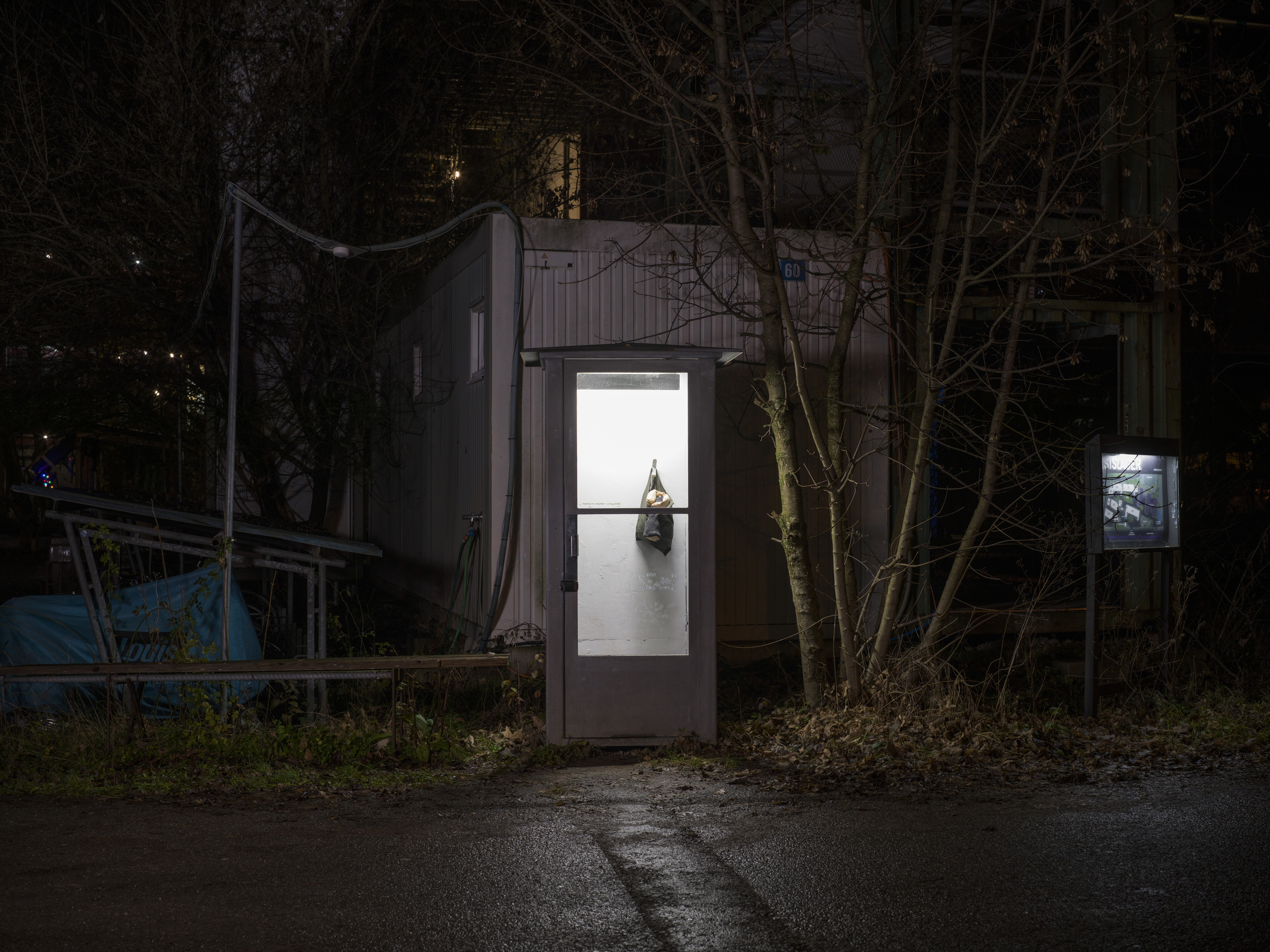 Buchstaben aus transparenter Fensterfarbe, Daunenjacke und Wollpullovers, Sound