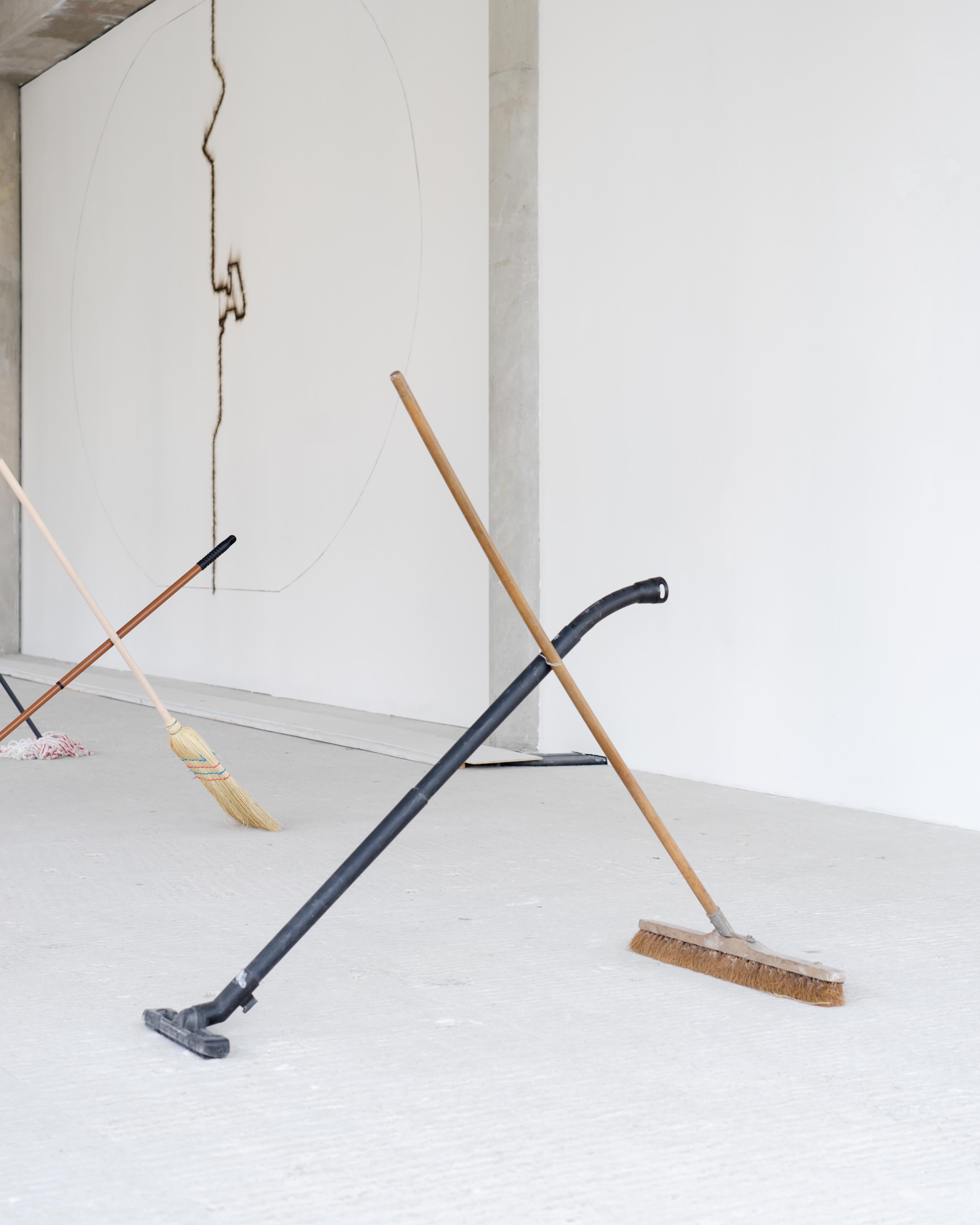Masatoshi Noguchi – A broom using another broom, 2021