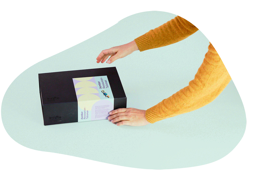 animiertes Foto: aus der Amber Ressourcen Talisman-Box wird ein Tablett entnommen