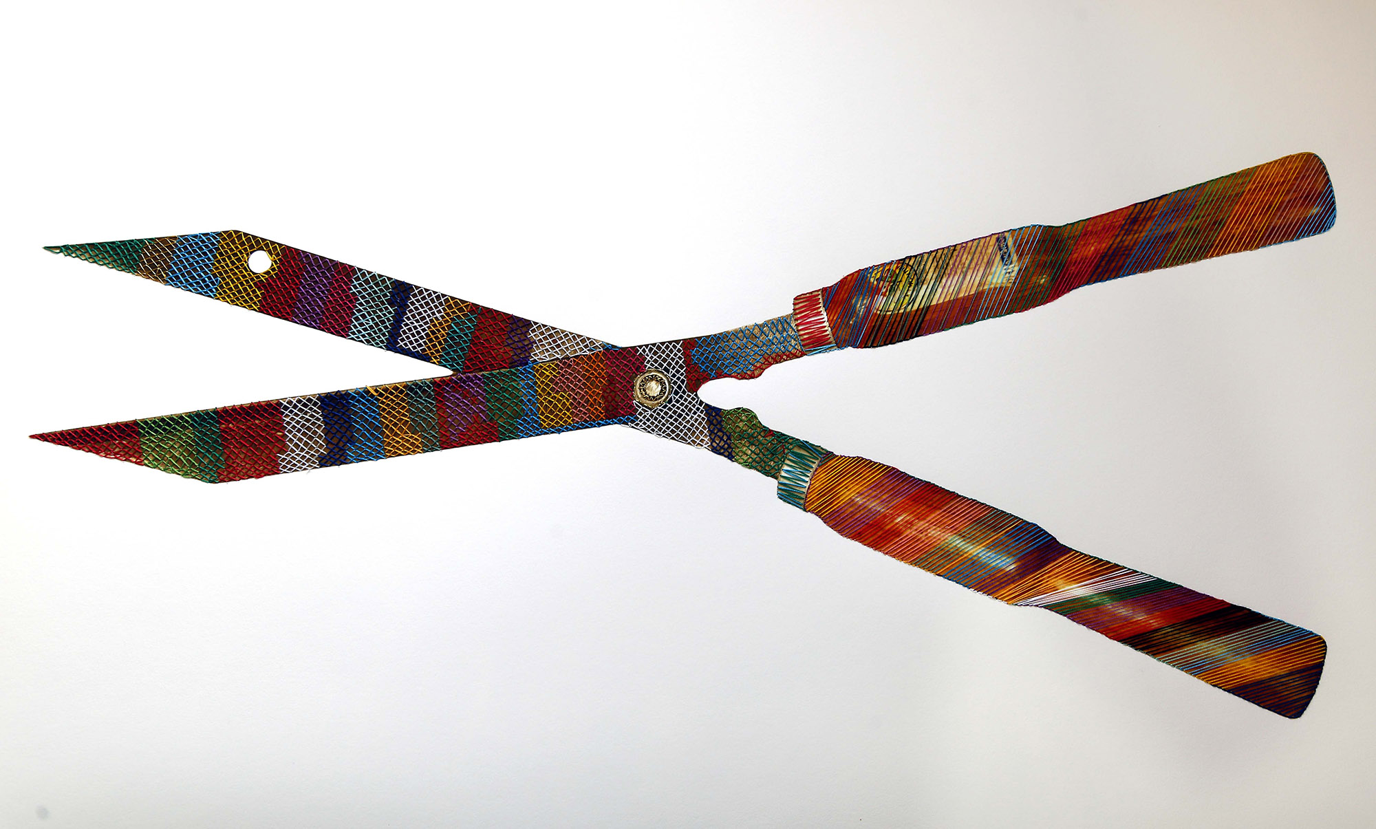 Alicate, 2022. Bordado sobre fotografia impressa em Papel Hahnemühle, 60 x 90 cm.