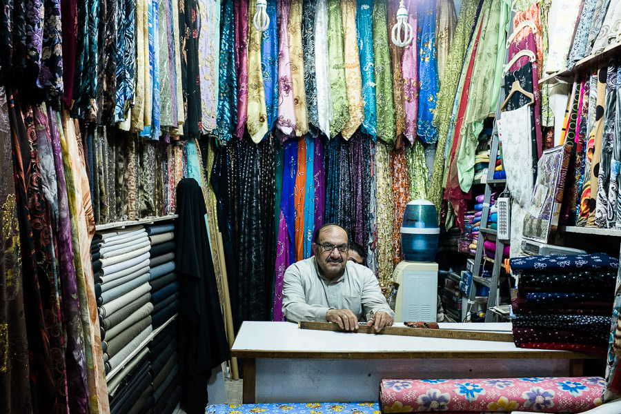 Qamishlo, june 2014. Souks.  syrian kurdistan. Mars 2014. La Syrie est r&eacute;put&eacute;e pour ses tailleurs talentueux et bon march&eacute;. Se faire un v&ecirc;tement traditionnel sur mesure ne co&ucirc;te pas grand chose.