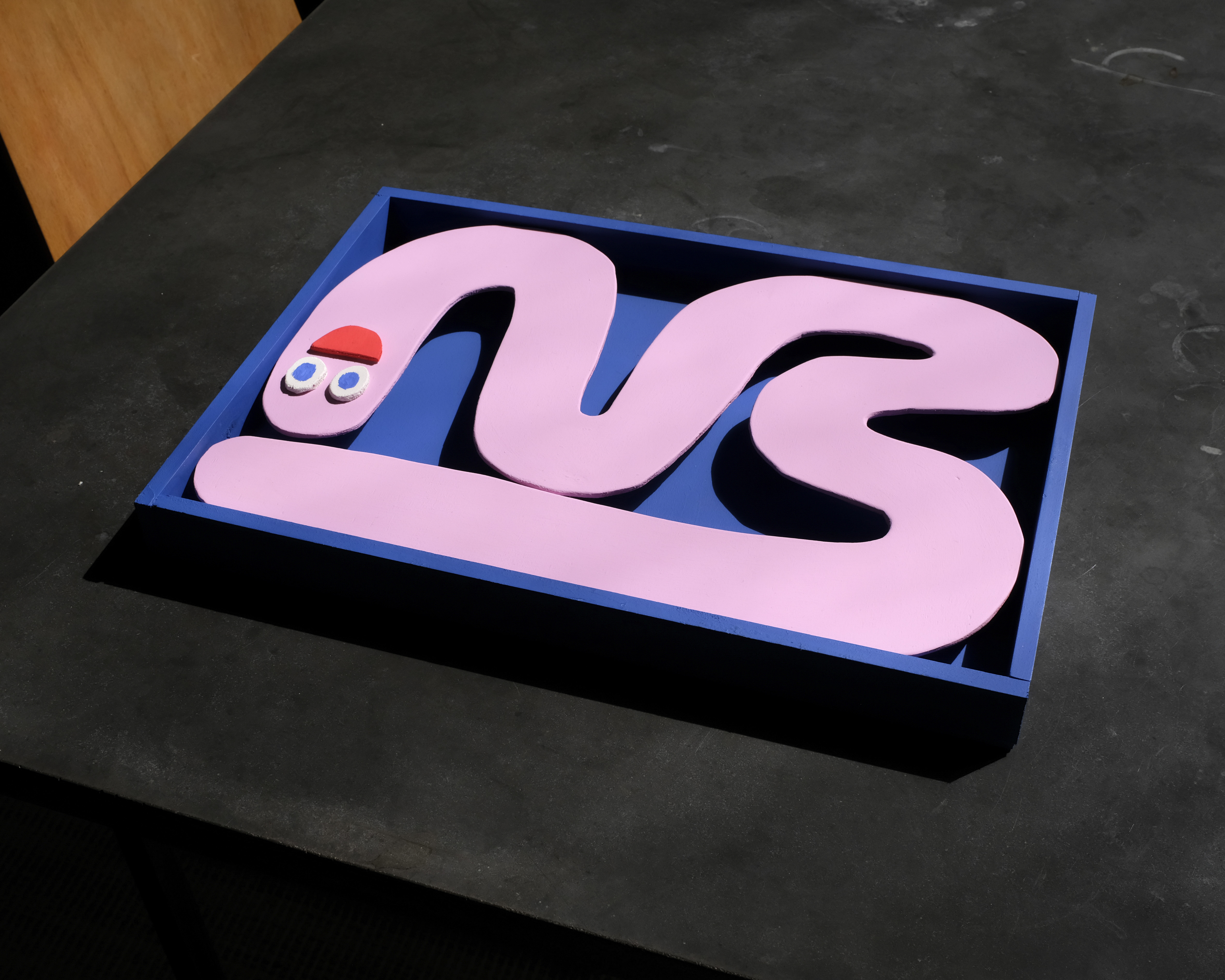 Box Wurm (2023), Acrylics on Wood, 29,5 x 42 x 3,5cm