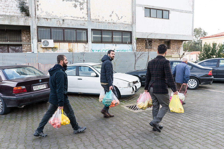 Chaque chambr&eacute;e est autonome, et d&eacute;signe un commis responsable de la mise en commun de l'argent pour les courses. Toutes les semaines, les exil&eacute;.e.s font les courses pour pas cher au march&eacute;.