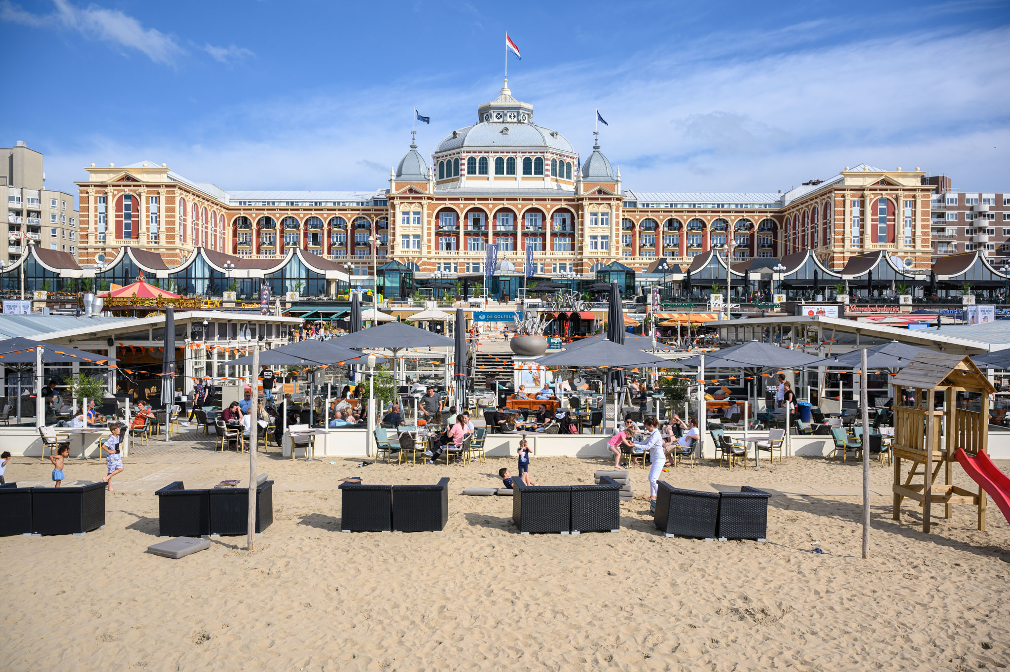 Grand Hotel Amrâth Kurhaus, build between 1884 and 1885, designed by Johann Friedrich Henkenhaf en Friedrich Ebert. Once facing the beach directly, nowadays fully encapsulated by beach Cafes and apartment buildings. This part of the boulevard, the middle, was still awaiting redevelopment at the time.