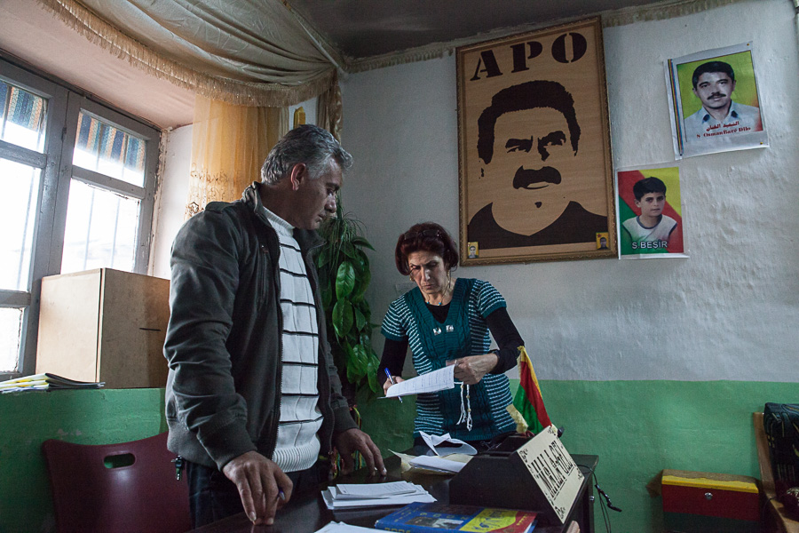 Qamishlo. Maison du peuple, juin 2014. Ces lieux servent &agrave; organiser la vie du quartier autour et de la communaut&eacute;, en organisant des &eacute;v&eacute;nements sociaux, faisant remonter les demandes des habitants, r&eacute;glant les probl&egrave;mes de voisinage. Les demande des habitants sont remont&eacute;es si n&eacute;cessaire au conseil de la ville.