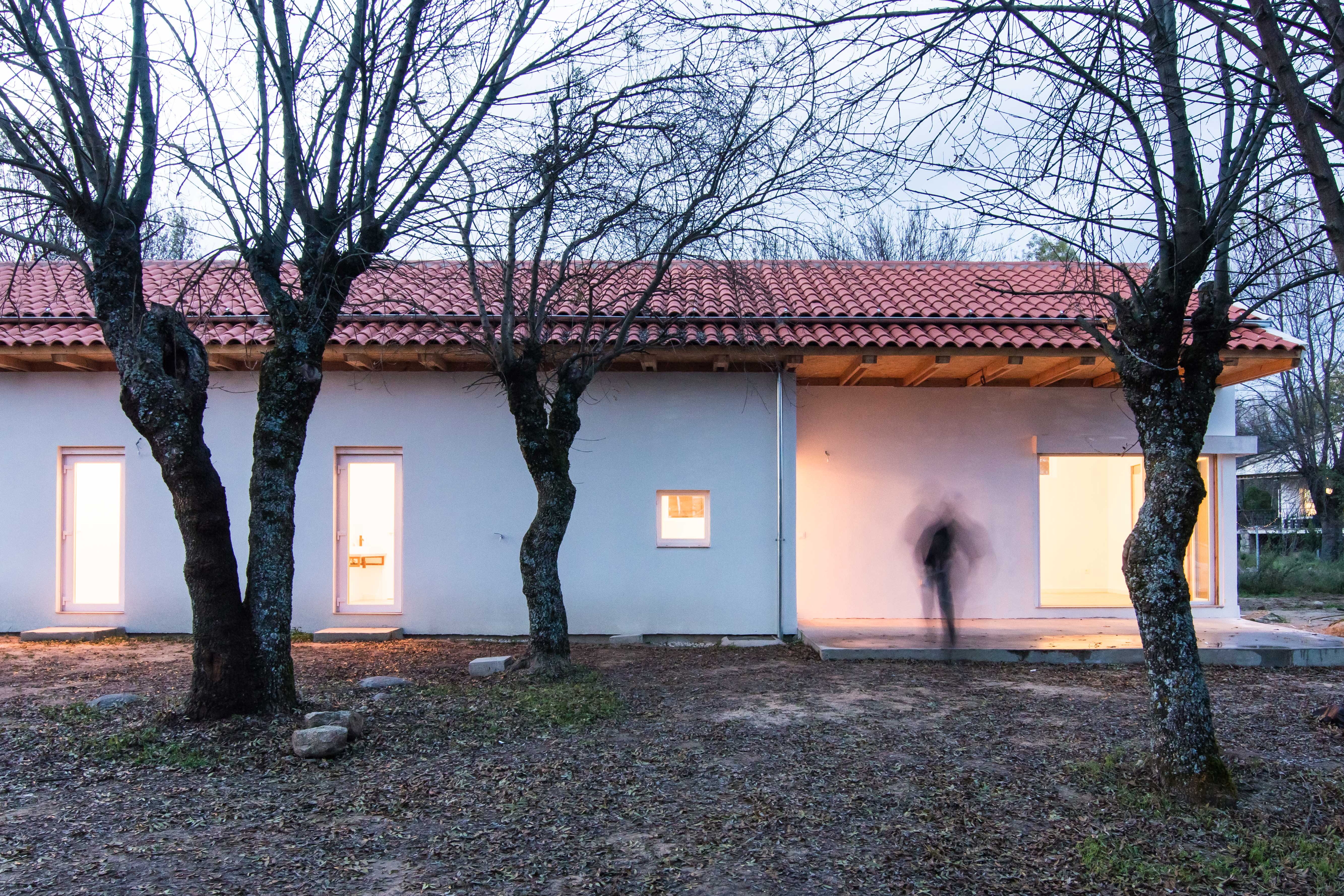 Casa entre bosque y montaña