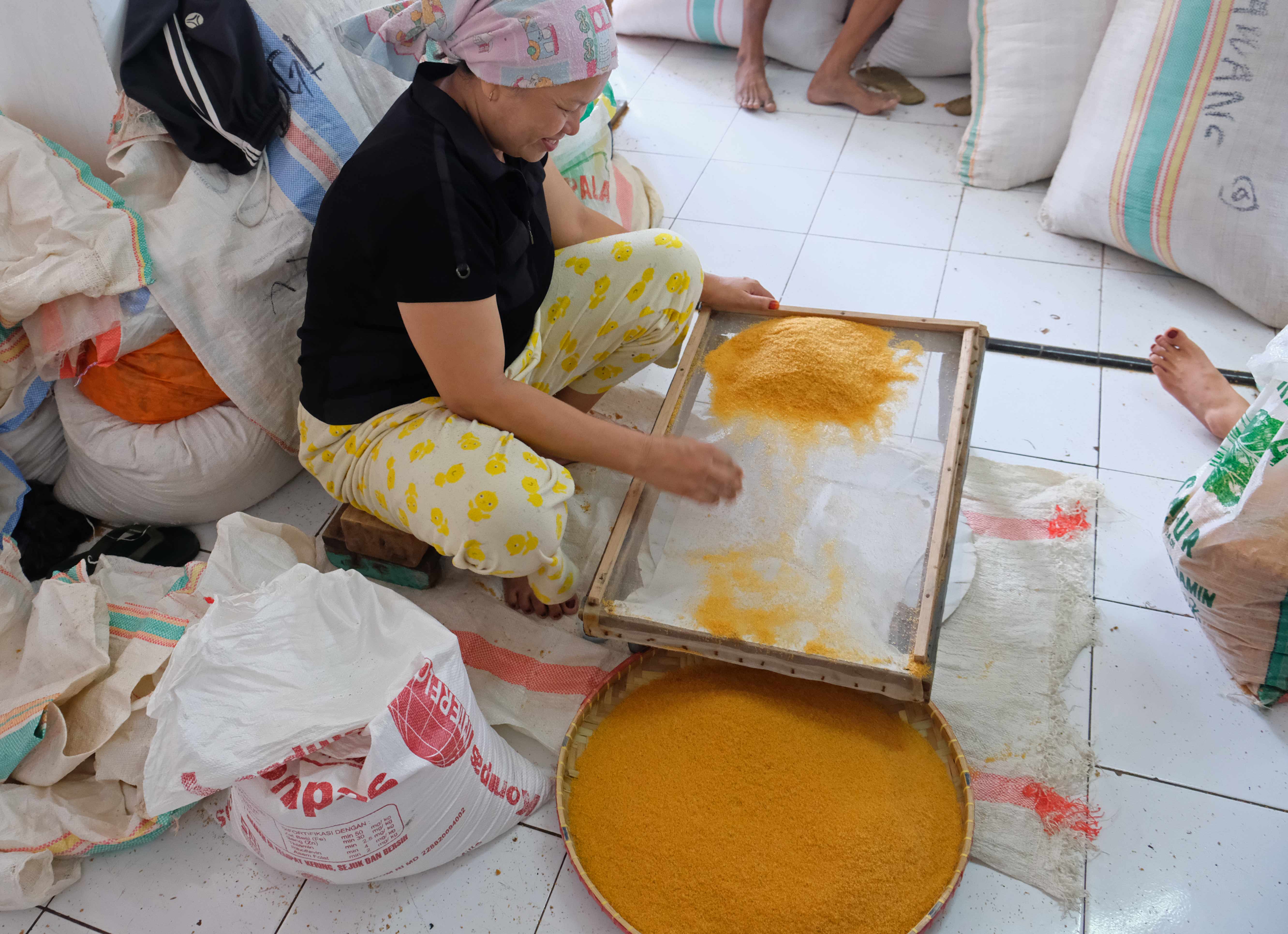 Preparing the fish eggs for trade