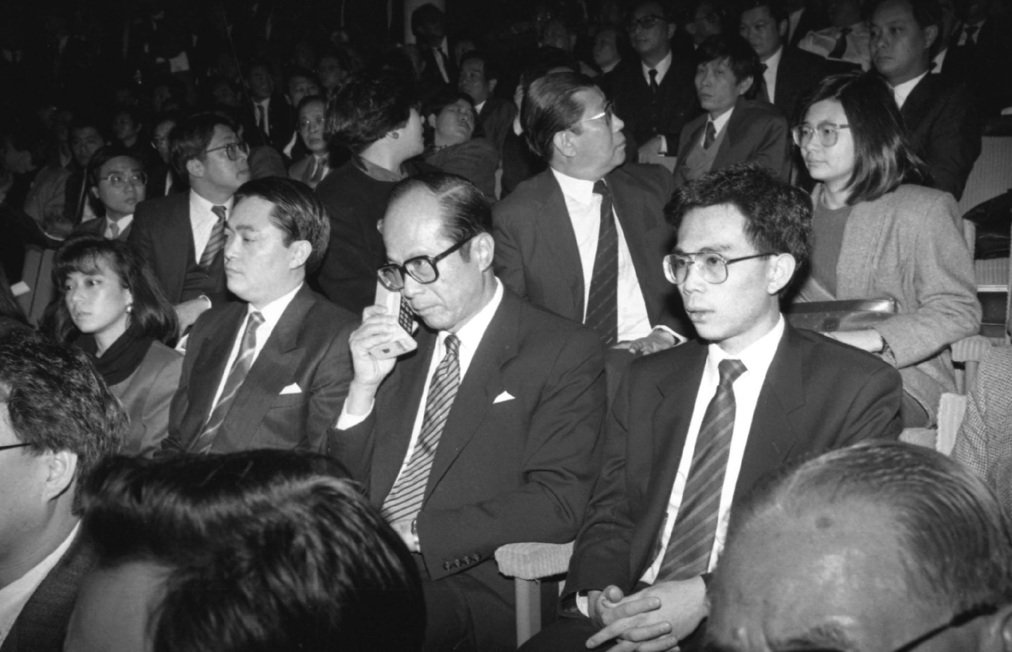 70至90年代,李嘉誠主要透過集團董事與傳媒溝通,80年代末、90年代初負責相關職務的周年茂更被認為是李澤鉅的「太傅」,當時李澤鉅剛從加拿大回港加入長江實業,二人經常陪伴李嘉誠出席重要場合。(南華早報圖片)