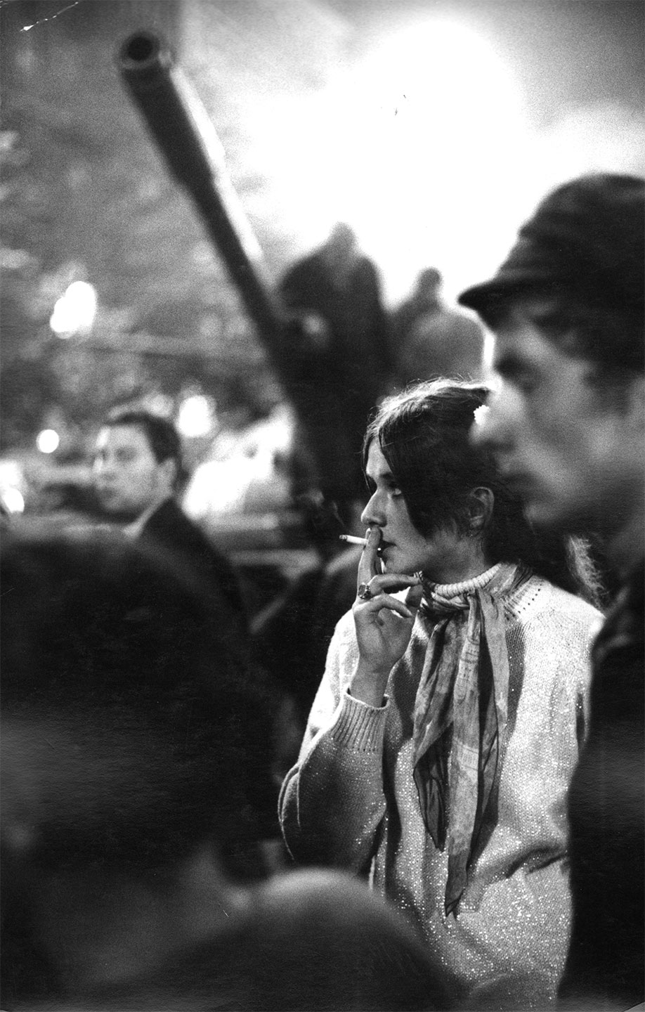 Ian Berry, Czechs and the Russian soldiers under the shadow of the Russian Guns, Czechoslovakia, Prague, 1968