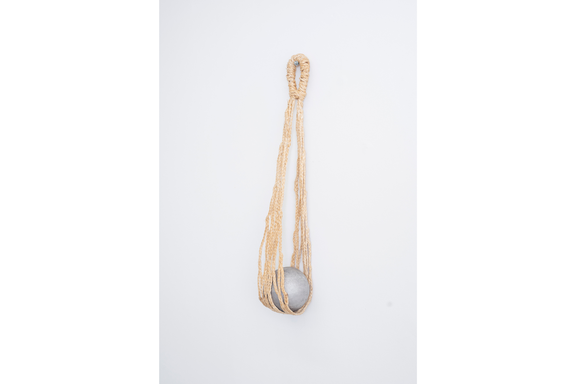 Carga, Esfera de acero y fibras naturales, 82 x 17 cms, 2014