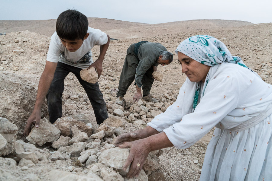 Camp de Maxmur, Irak. Muhammad et Tahat réparent un mur de leur bergerie. Muhammad a 50 ans. Il est originaire de la région de Sirnak, frontalière avec l'Irak, où il était berger. il a repris cette activité dans le camp, où avec l'aide de sa femme et ses fils il s'occupe d'un petit troupeau. Il participe également à la vie du camp en allant aux réunions des komûn, et en faisant partie de la sécurité.