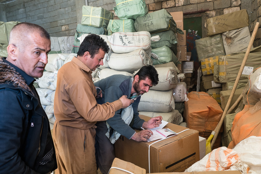 Village de Zale, Kurdistan, Irak, f&eacute;vrier 2017.  Umit photographie un bon de transport pour le transmettre via l'application Telegram au marchand iranien qui a pass&eacute; la commande.