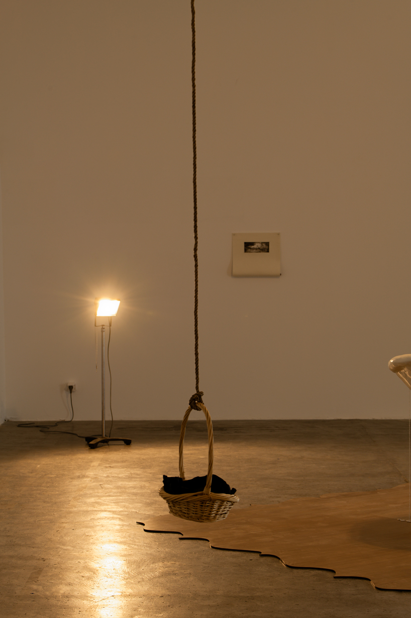 Noémie Vidonne, Miss u, 2024. Paniers en osier, tissus, cordes, objets divers. Courtesy de l'artiste.