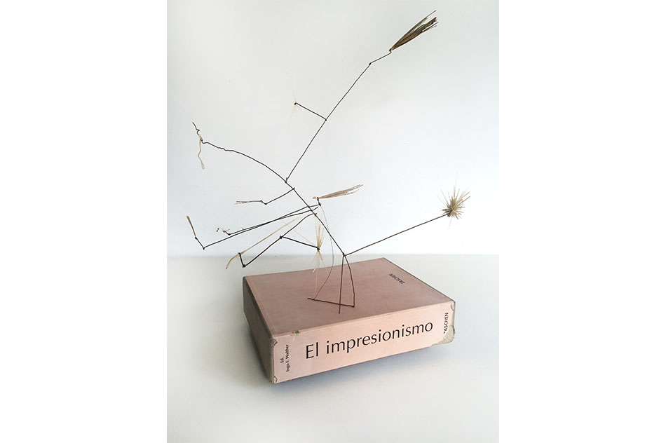María EdwardsEl Impresionismo, 2016Caja de libro, móvil de alambre y paja y trípode de acero oxidado116 x 50 x 40 cm