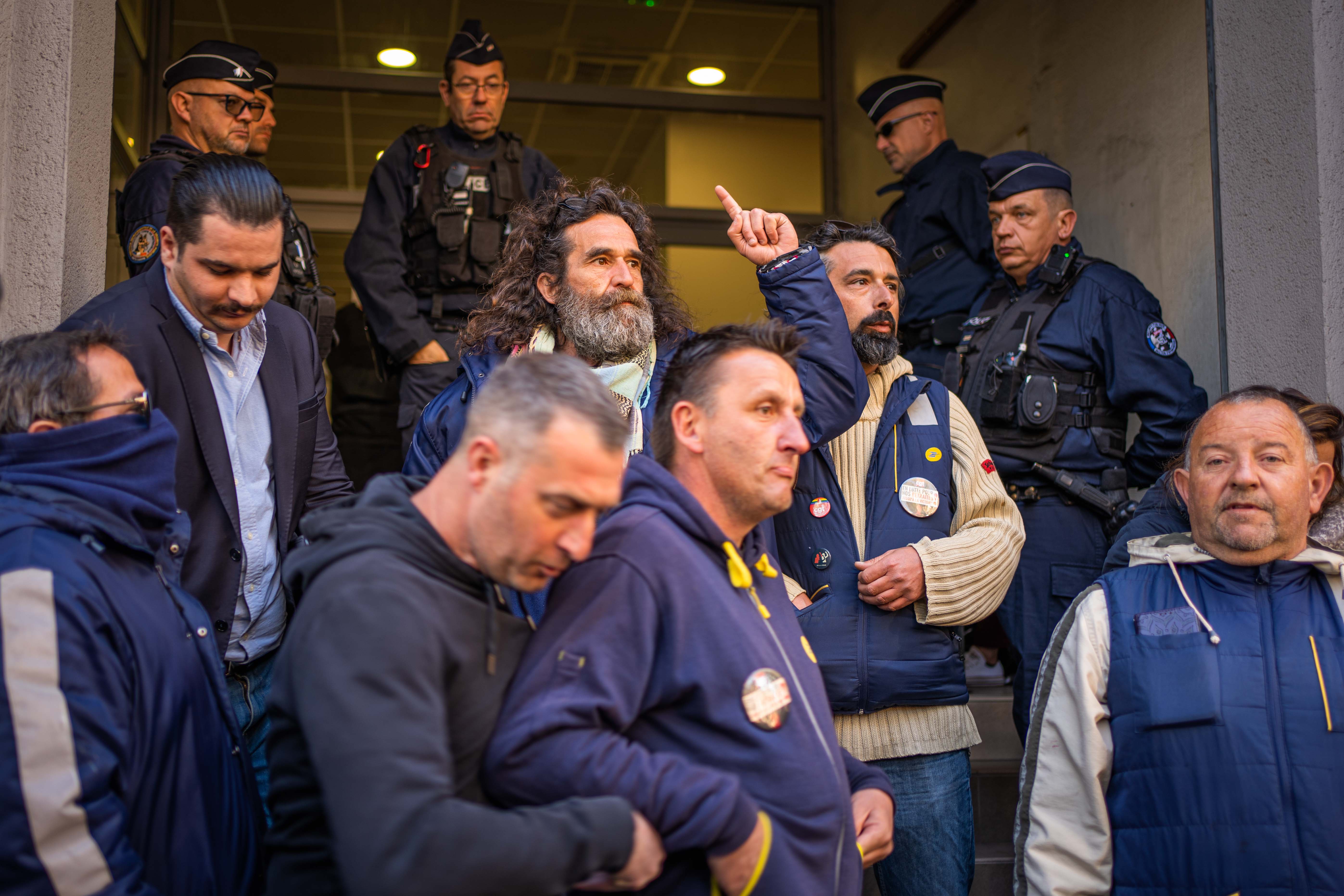 Chaque pr&eacute;venu risque 5000 euros d&rsquo;amande par heure pour avoir maintenu un piquet de gr&egrave;ve. Avant de rentrer au tribunal Sam rappelle&nbsp;: &laquo;&nbsp;on tient toujours le piquet&raquo;. D&rsquo;autres mouvements similaires ont eu lieu en France, &agrave; la m&ecirc;me p&eacute;riode et tous ont &eacute;t&eacute; suivis de poursuites judiciaires. 