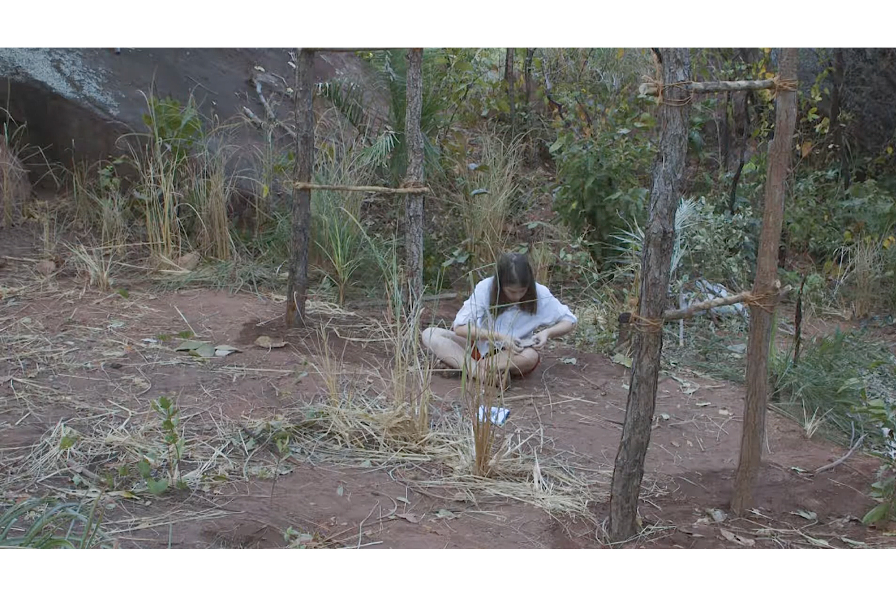 Pilar QuinterosSeñales de Humo, 2016Video digital, fotografía análoga y dibujo de lápiz grafito sobre papelVideo: 1:10’18”Fotografía: 115 x 110 cmDibujo: 21 x 30 cmVer detalle︎