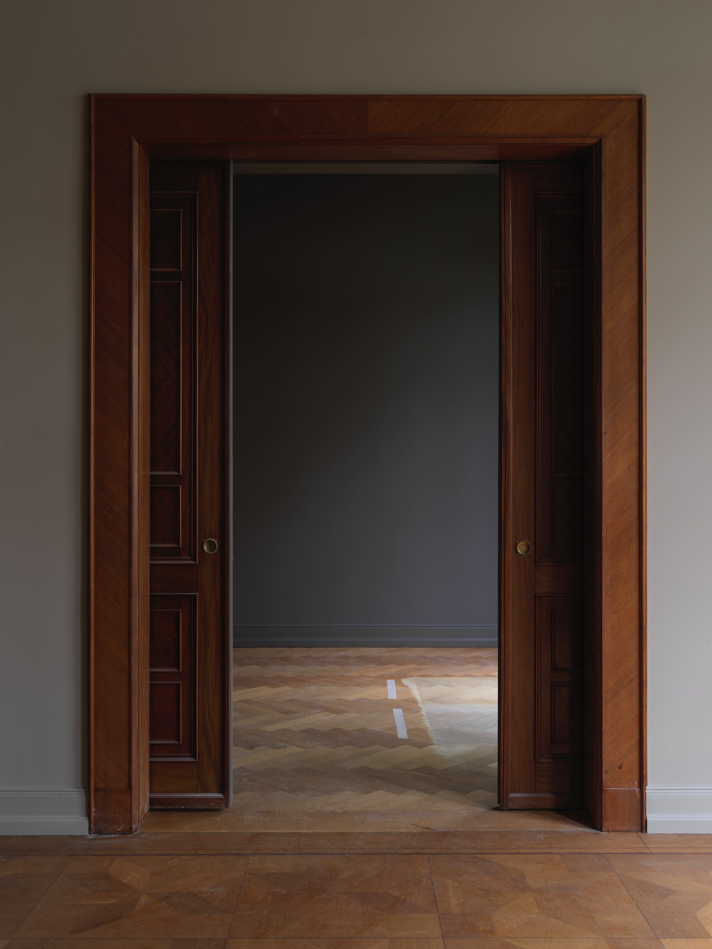 Blick von der Küche in das Esszimmer.