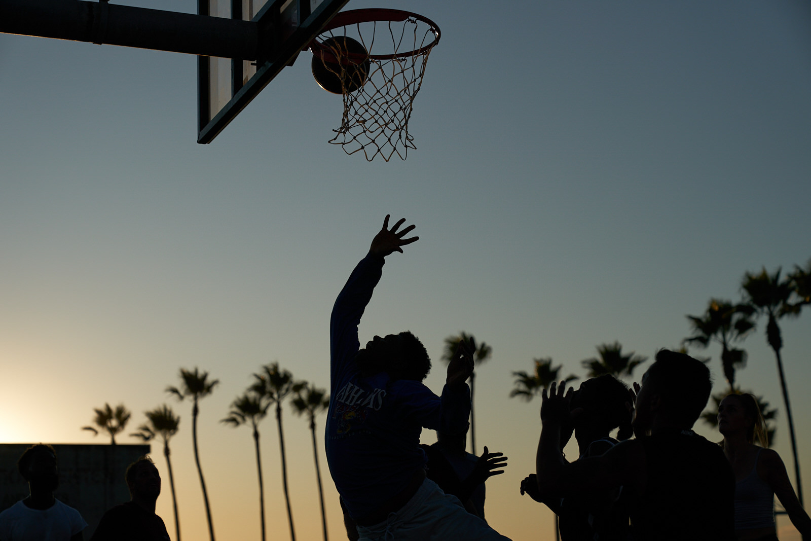 Gegenlichtaufnahmen von Menschen am Venice-Beach. Basketball, Abendstimmung