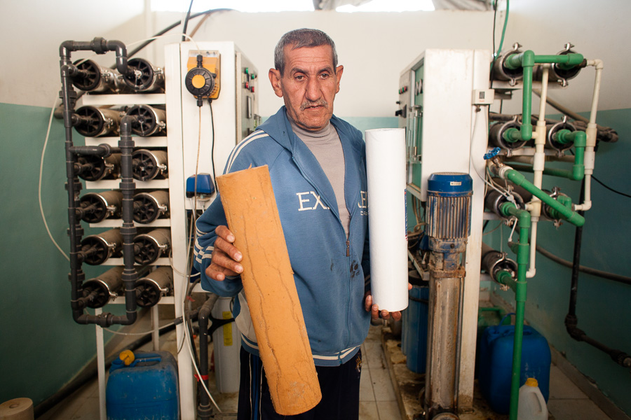 Beith Hanoun, mars 2013 A droite, le filtre usag&eacute;, &agrave; gauche un filtre neuf. Ce propri&eacute;taire de puits vend son eau. L'eau de la nappe phr&eacute;atique, pollu&eacute;e et salinis&eacute;e par un pompage massif des isra&eacute;liens, s'&eacute;puise et est trop pollu&eacute;e pour &ecirc;tre consomm&eacute;e directement.