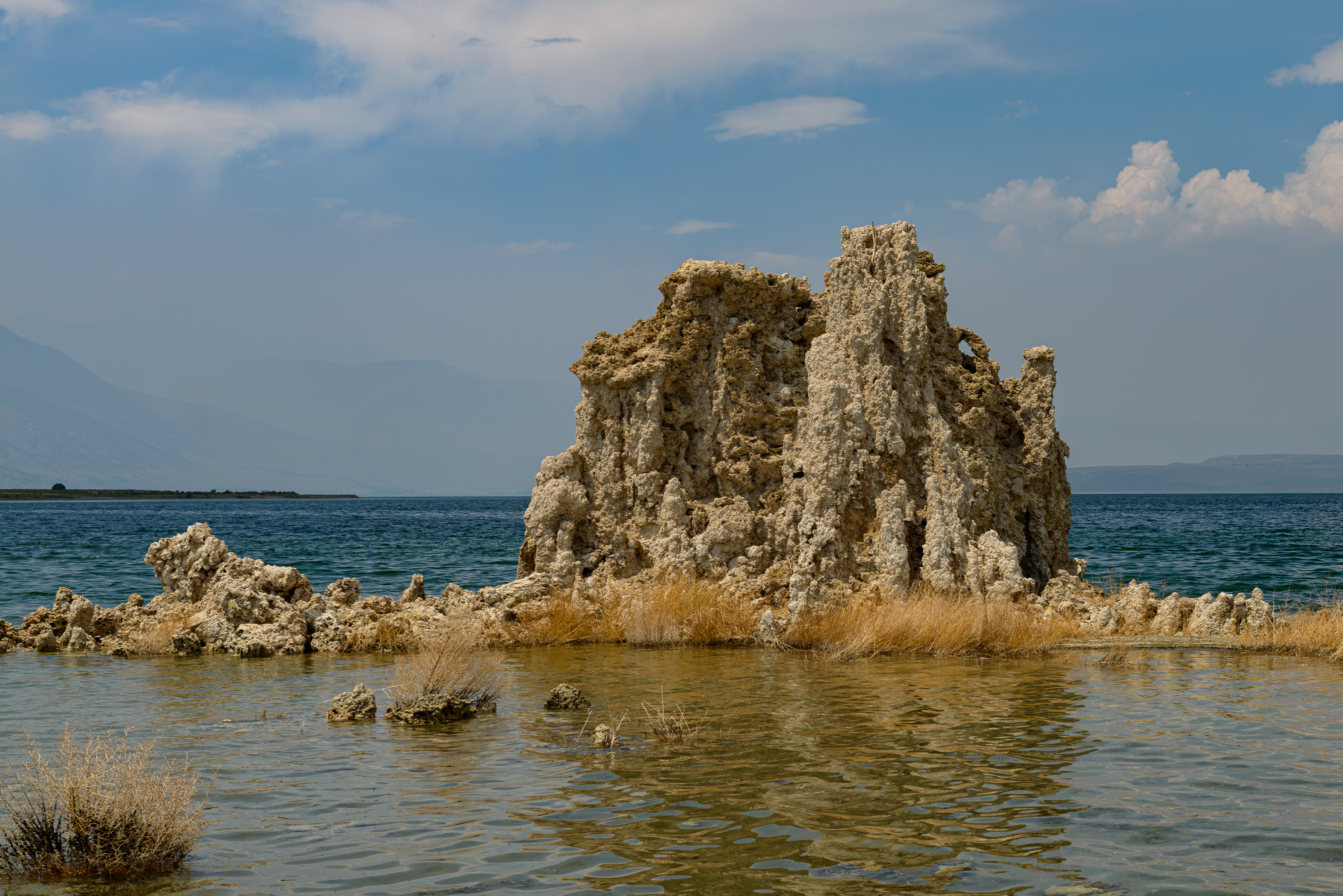 Mono lake, Sierra Nevada en Californie,13 km à l’est du parc du Yosemite. Composé de Tufas, le lac est très chargé en sel. 