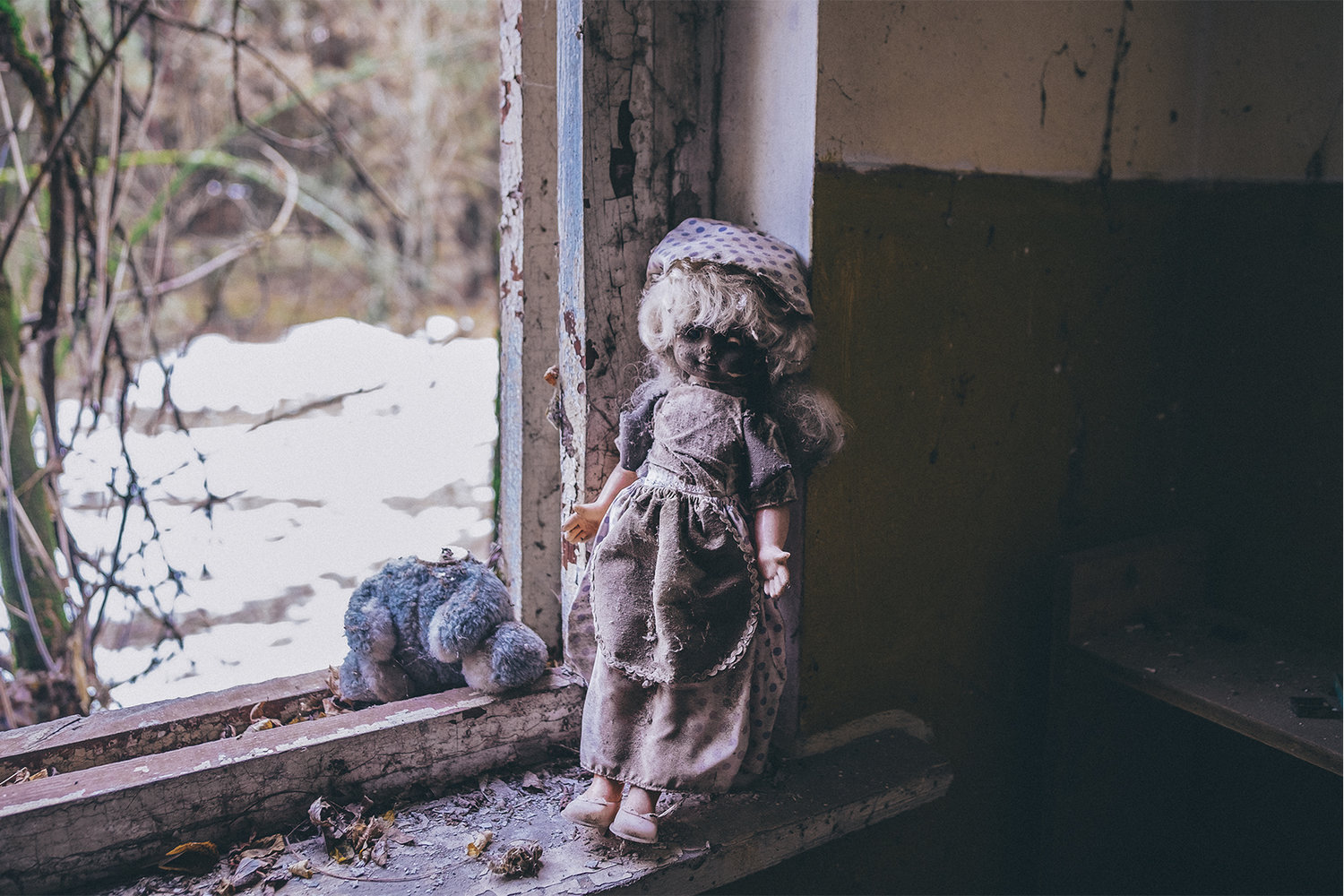 Foto muñeca abandonada casa Prpyat Chernobyl