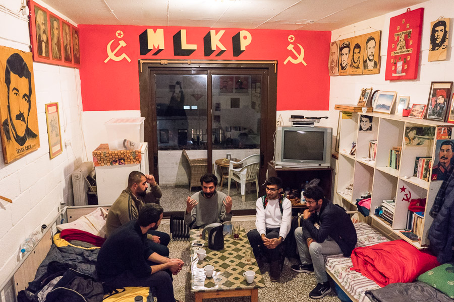 R&eacute;union de chambr&eacute;e pour discuter de l'organisation de la semaine : qui cuisine, qui nettoie... C'est l'occasion aussi de d&eacute;nouer les tensions in&eacute;vitables dans la vie en collectivit&eacute;.