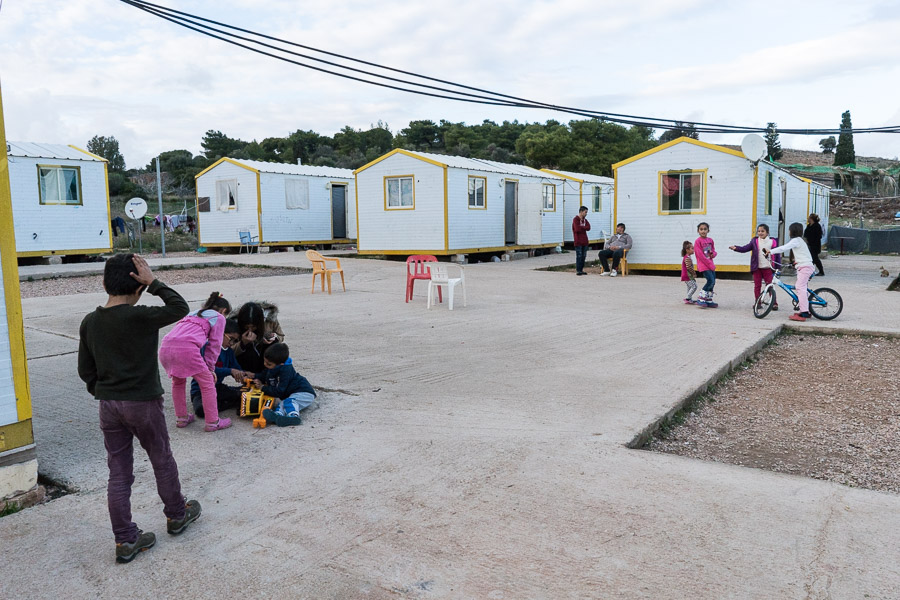 Il y a 3 ou 4 ans, un 2e camp a &eacute;t&eacute; construit en p&eacute;riph&eacute;rie de Lavrio, pour accueillir les familles dans de meilleurs conditions que les dortoirs du camp principal.