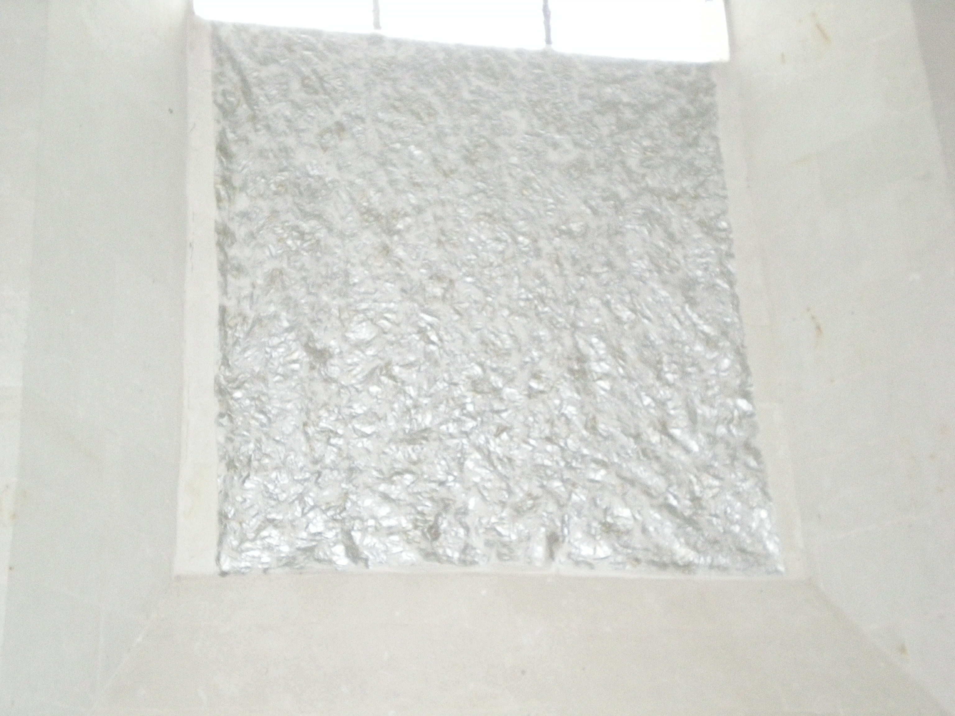 Installation pour Art et Chapelle, Plastique découpé et plié