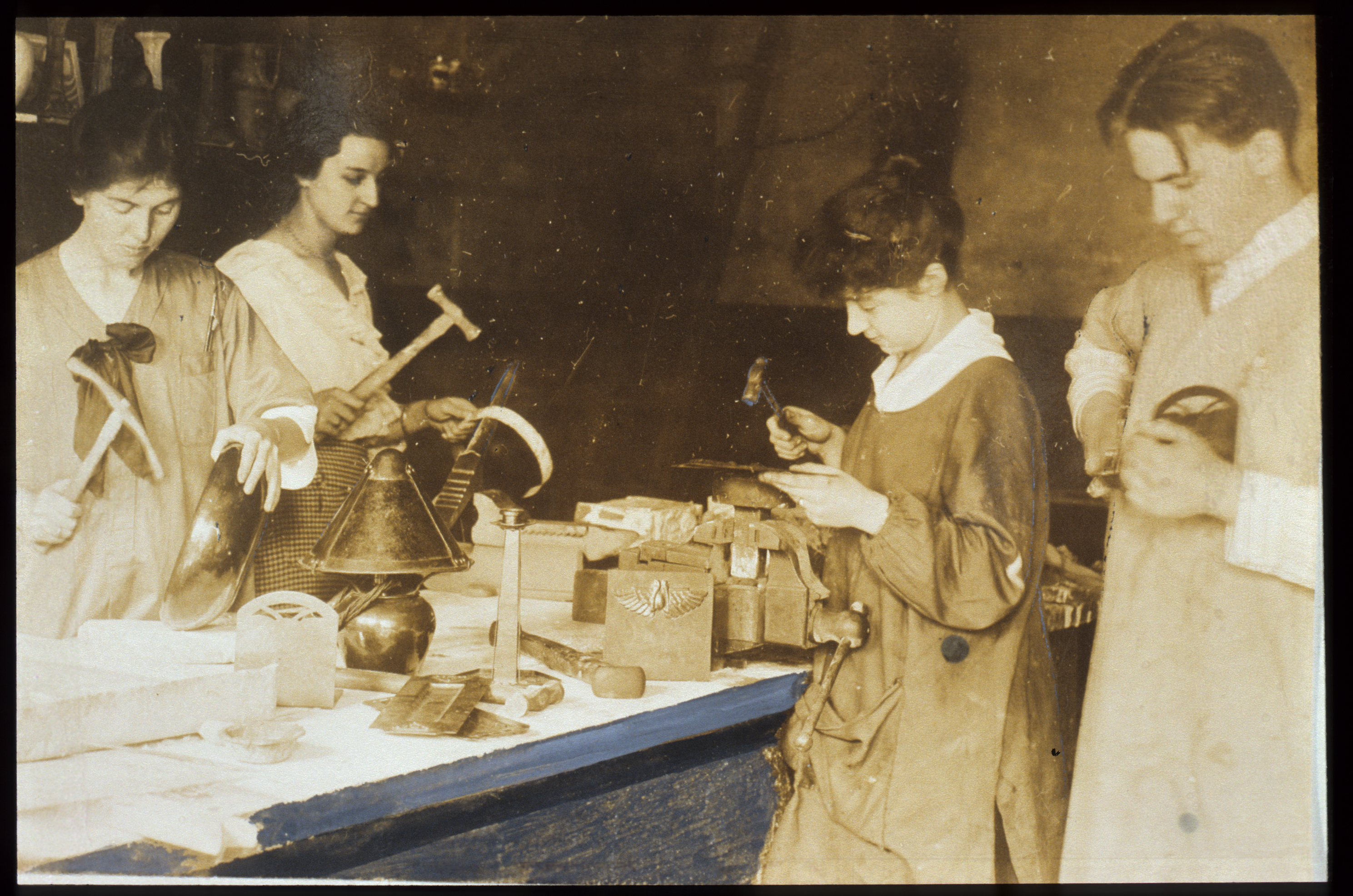 The curriculum in the early 1910s reflected an interest in the latest, newest, most avant-garde aspects of the contemporary art world, including the Arts and Crafts movement, Art Nouveau, and Modernista. Faculty, including Katherine Gillespie, Agatha van Erp, and Pedro Lemos, taught courses in graphic design, metalwork, leatherwork, lettering, and “concrete pottery.”