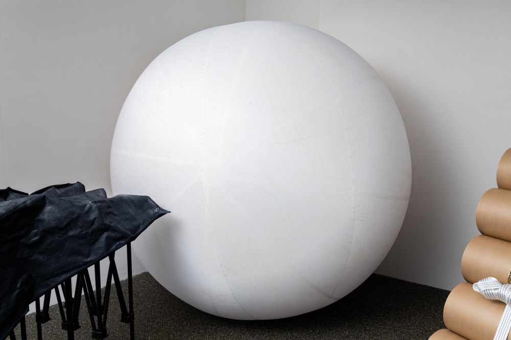 흰 공, 2017, 공, 고리, 나사, 낚시줄, 벽에 낚시줄로 고정