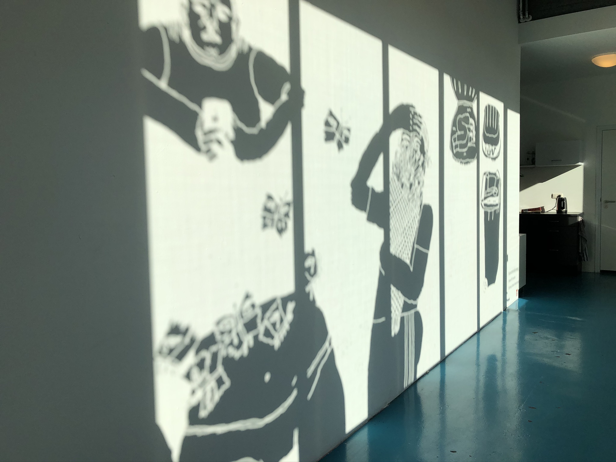 Leuke opdracht bedacht door Kunstenlab: Laat je inspireren door kunstenaar Esmay Groot Koerkamp en maak je eigen licht/schaduw kunstwerk! Esmay maakte dit kunstwerk op het grote raam bij ons in de Kunstenlabsteeg. Je kunt dit thuis ook zelf maken! Wat heb je nodig: karton of papier en plakband. Je kunt karton gebruiken maar met  printpapier lukt het ook prima. Je maakt van papier mooie patronen of figuren, plakt ze op een raam én als de zon op je figuren schijnt dan zie je een schilderij op de vloer of op de muur verschijnen. Probeer maar!