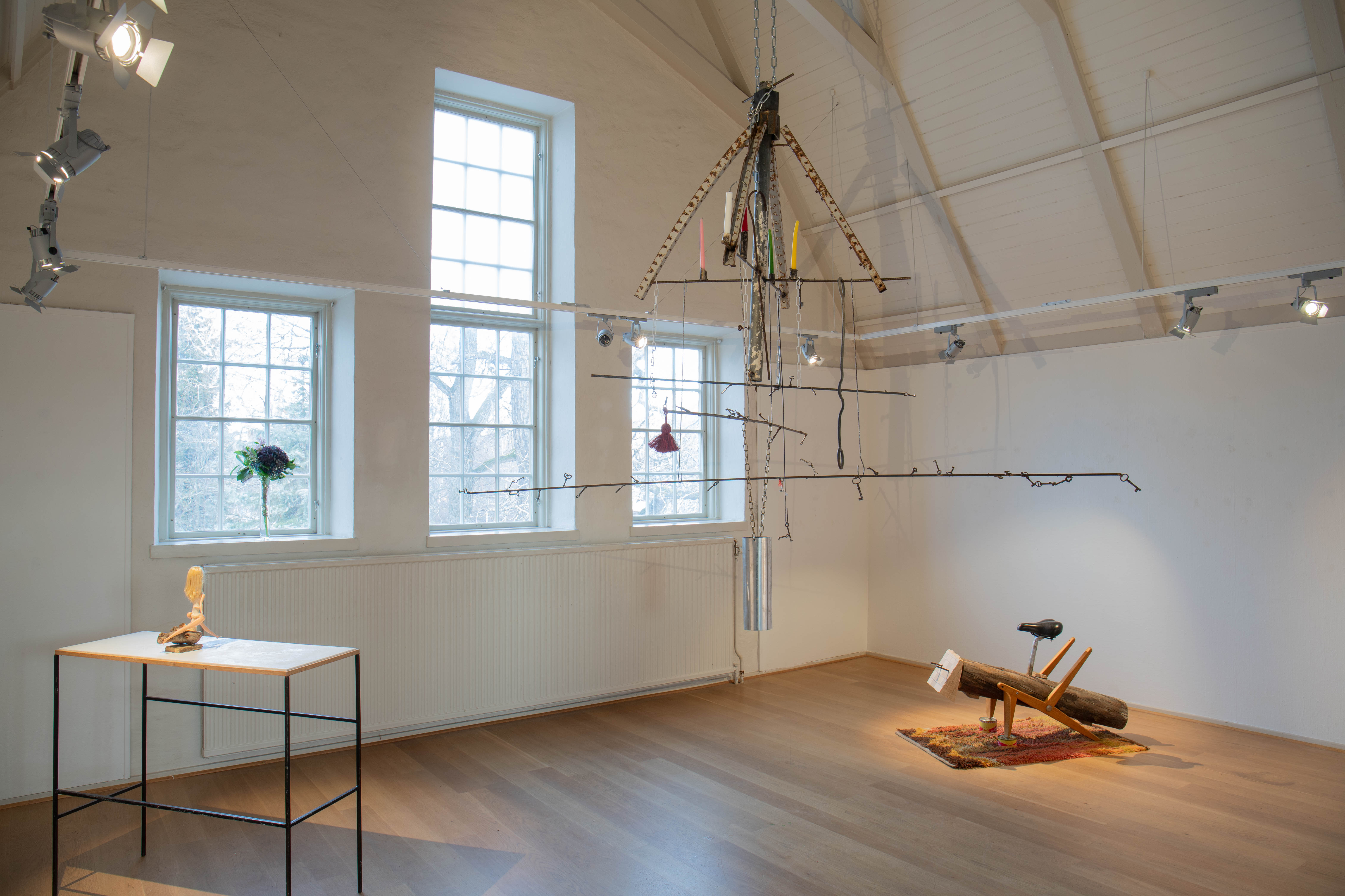 Ljuskronan med nycklar fr&aring;n borttappade sk&aring;p och faster Lisbeths gamla ljus.