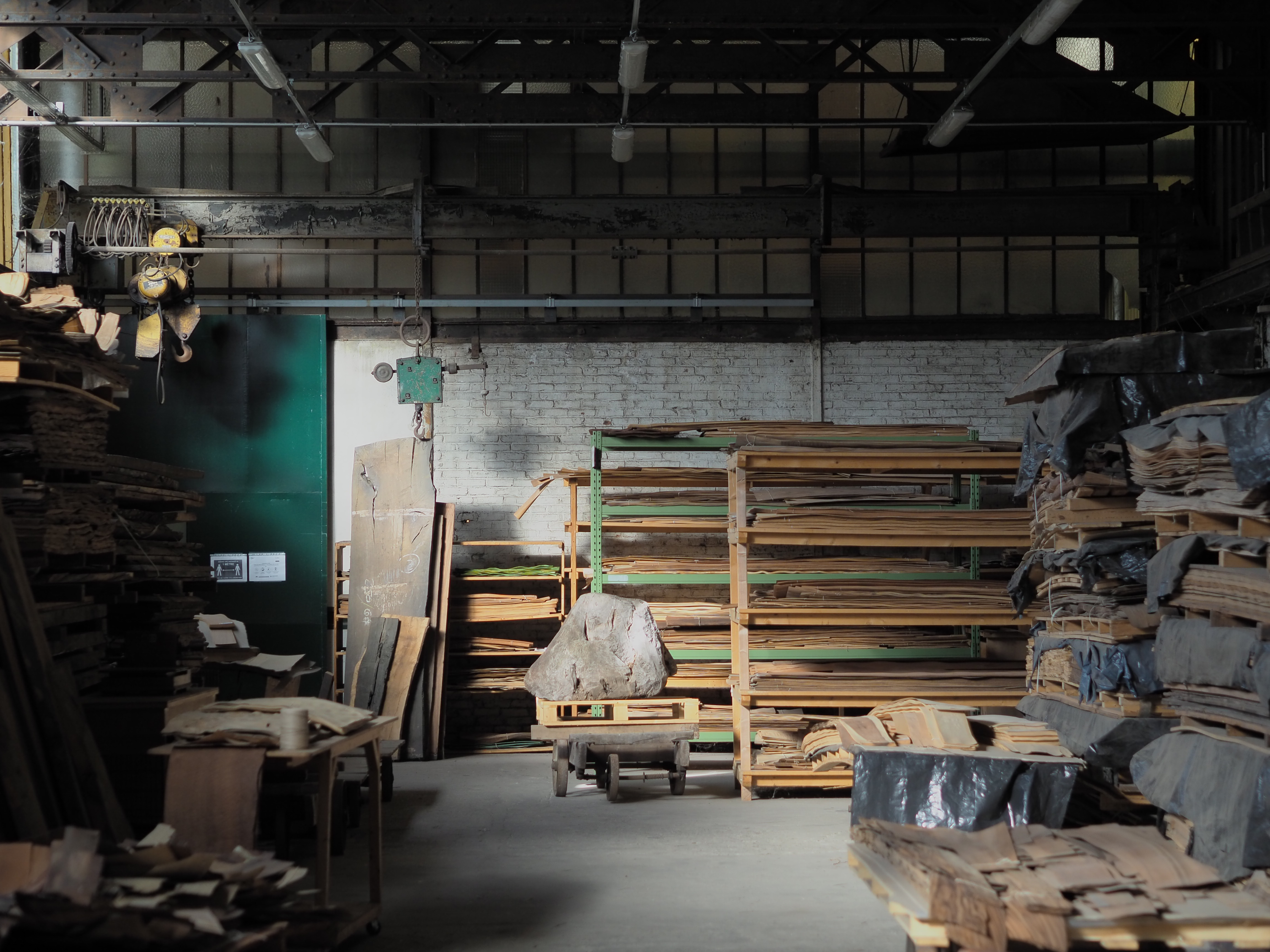 L'entrepôt de la scierie de placage Georges Fils abrite plus de 120 essences de bois différents.