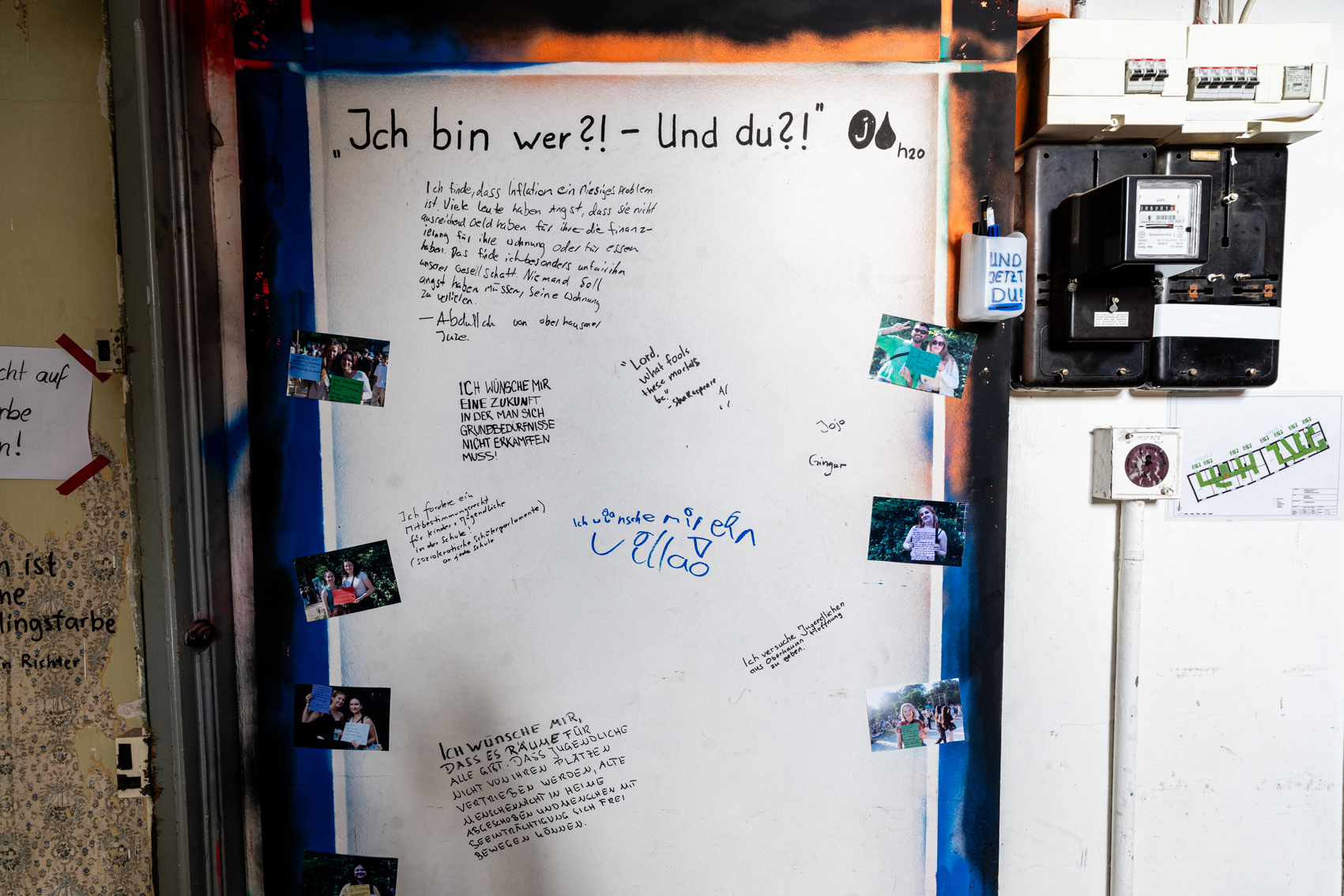 Bild 2 zu Ich bin wer?! und du?!: An der Wand zwischen den zwei Eingangst&uuml;ren des zweiten Stockwerks stehen W&uuml;nsche von Jugendlichen.