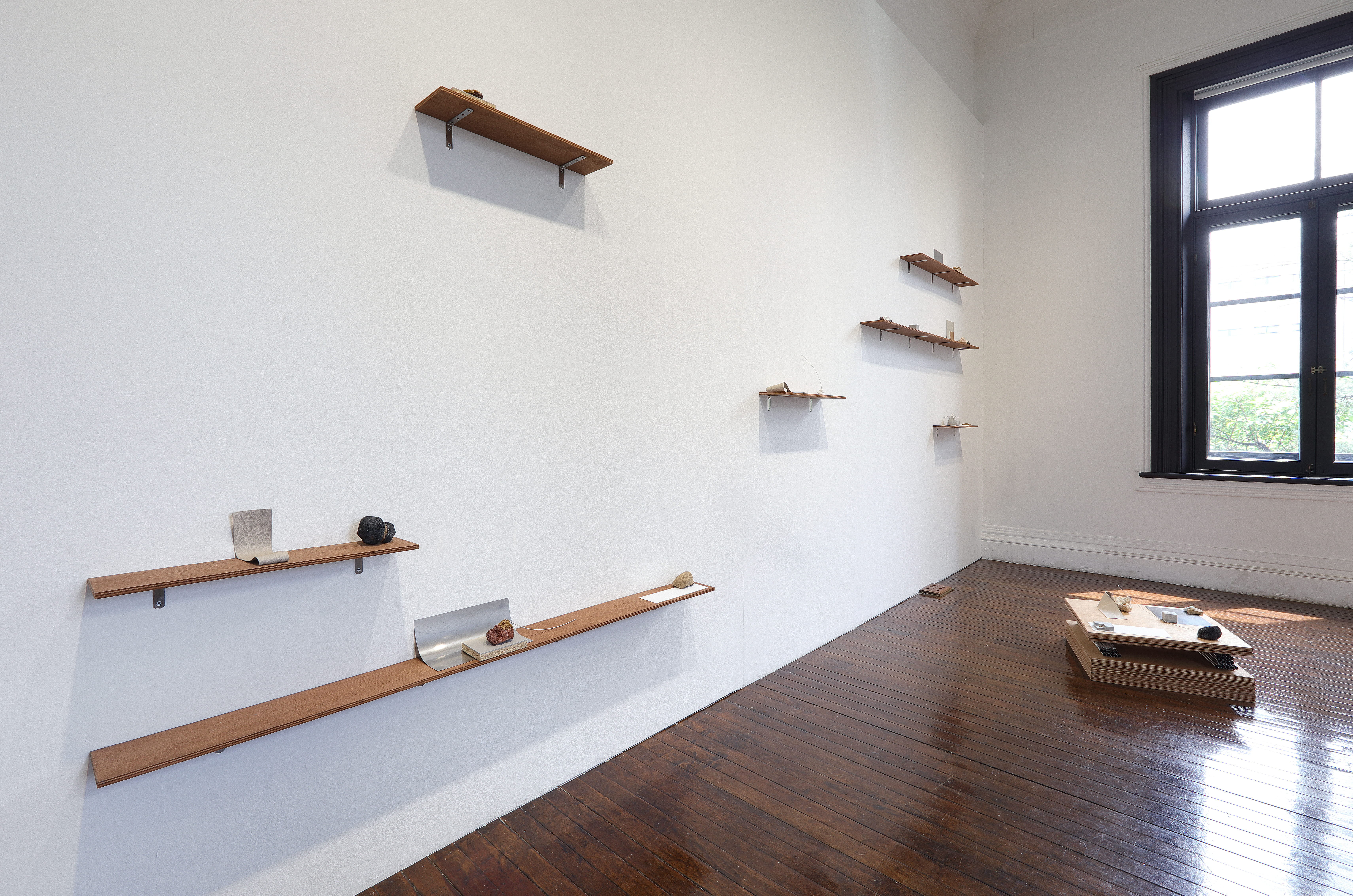 도시 모형 실험, 2024, 혼합재료, 벽면 선반 위 가변설치, 서울시립미술관 커미션